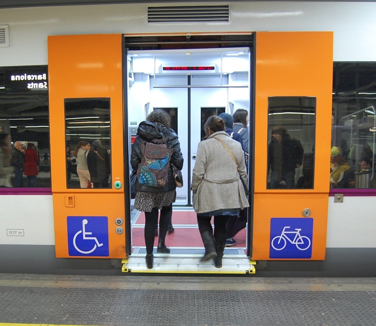 Imatge d'arxiu de diversos passatgers pujant a un tren de Rodalies / Europa Press
