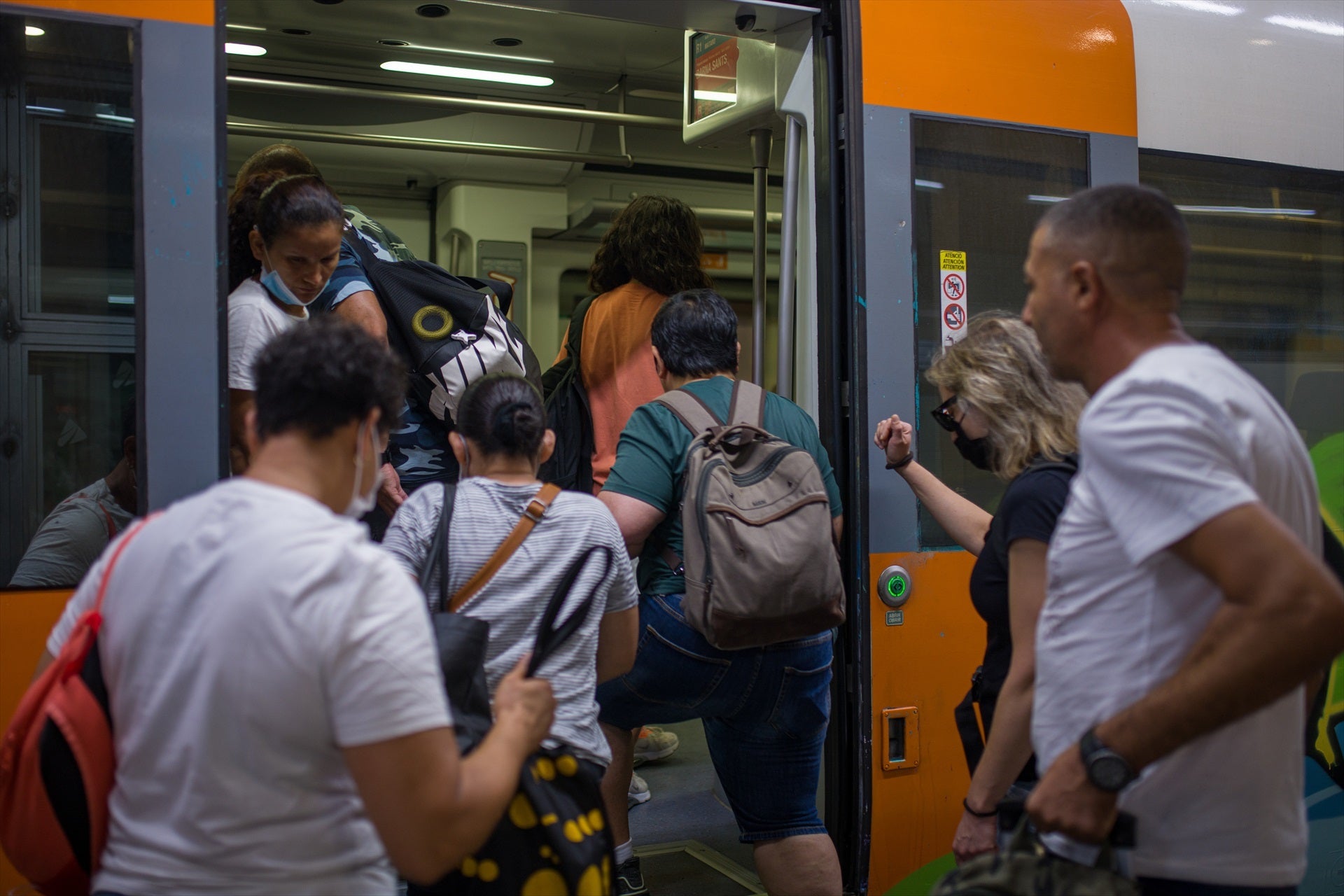 Imatge d'arxiu de diversos passatgers pujant a un tren de Rodalies / Europa Press