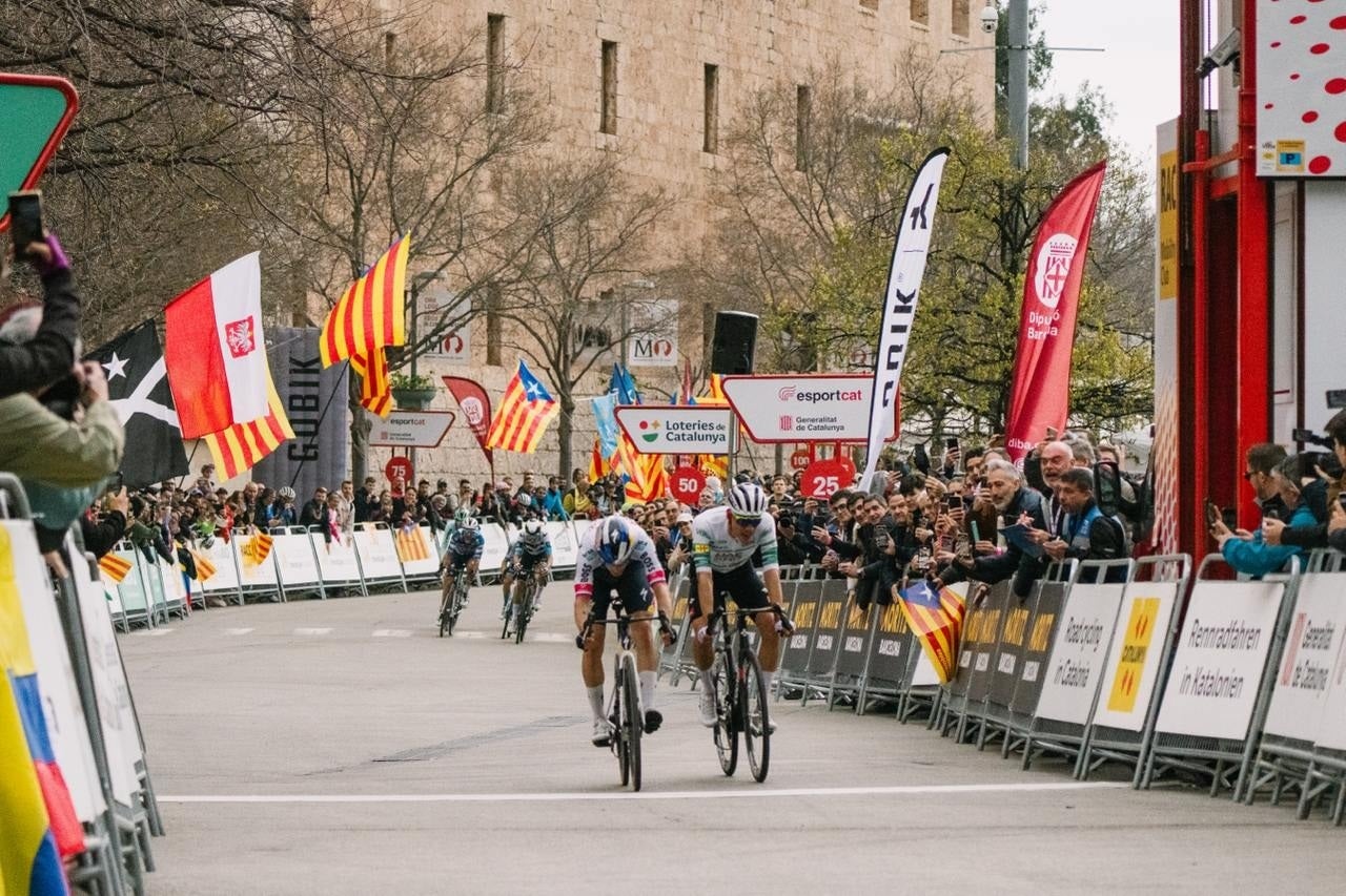 El esloveno Primoz Roglic, ganador de la etapa entre Sant Vicenç de Castellet y Montserrat Mil·lenari, en otro duelo igualado con el español Juan Ayuso / Volta a Catalunya