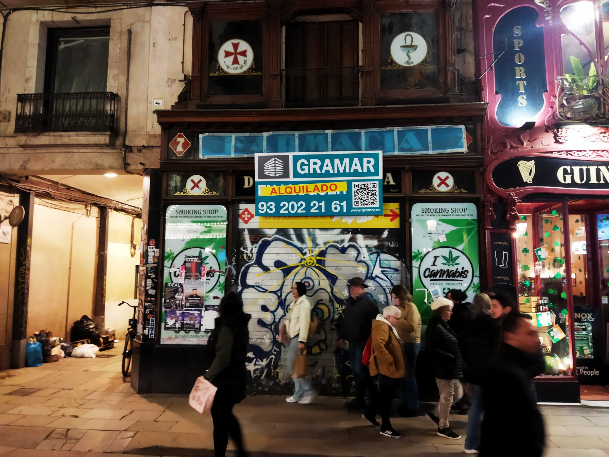 L'antiga farmàcia de l'Estrella, el dissabte passat, amb el cartell de llogat / Jordi Subirana 