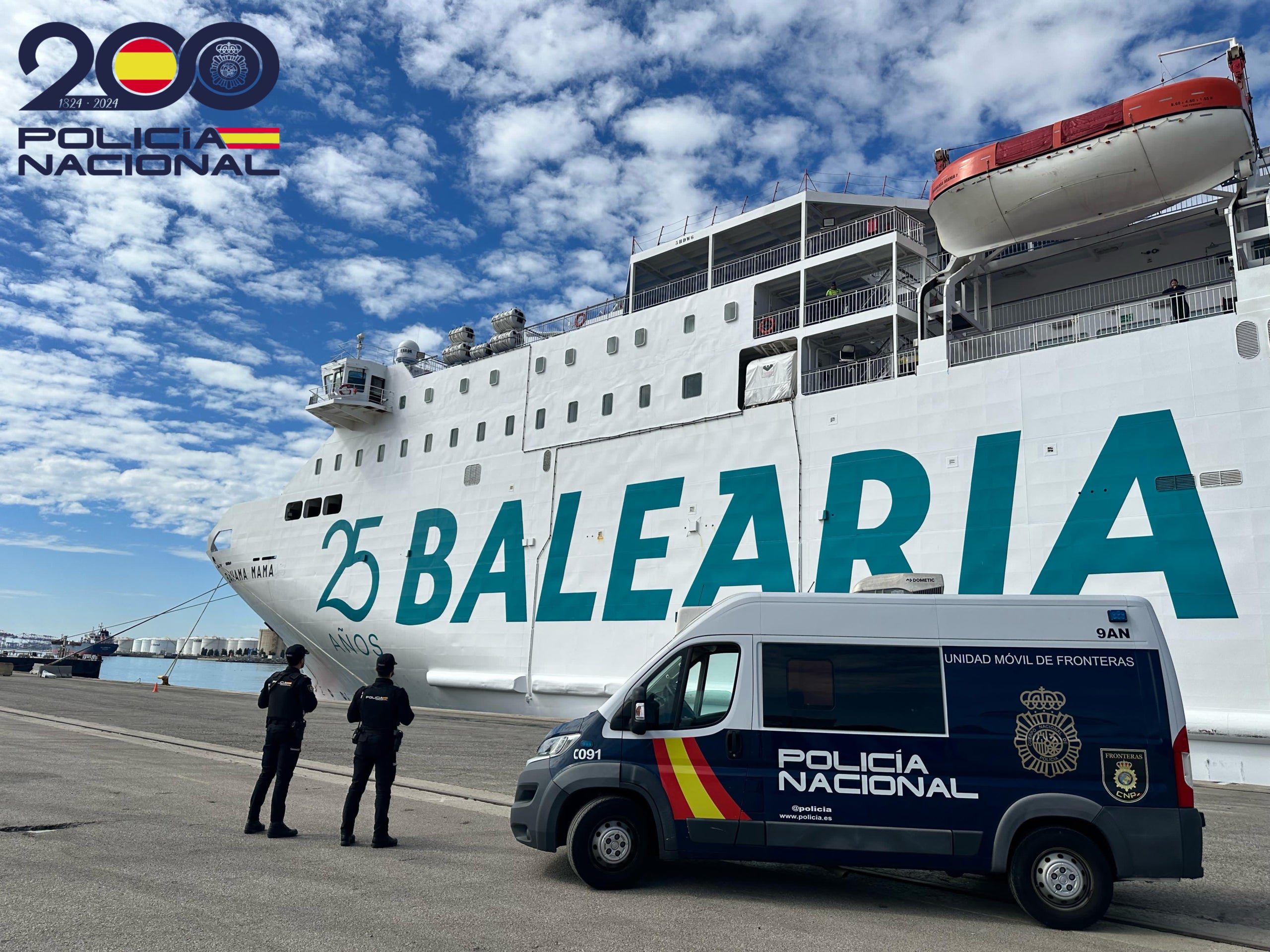 Agents del Cos Nacional de Policia (CNP) davant del creuer en el qual viatjava el passatger / CNP
