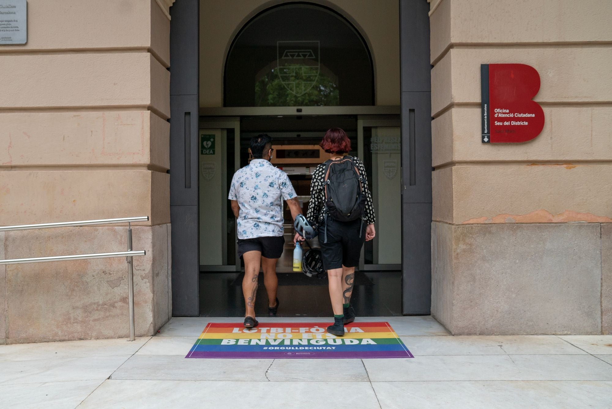 Una catifa LGTBI a l'entrada de la seu del districte de Sant Matí | Imatge enregistrada l'any 2021 per Paula Jaume (Ajuntament)
