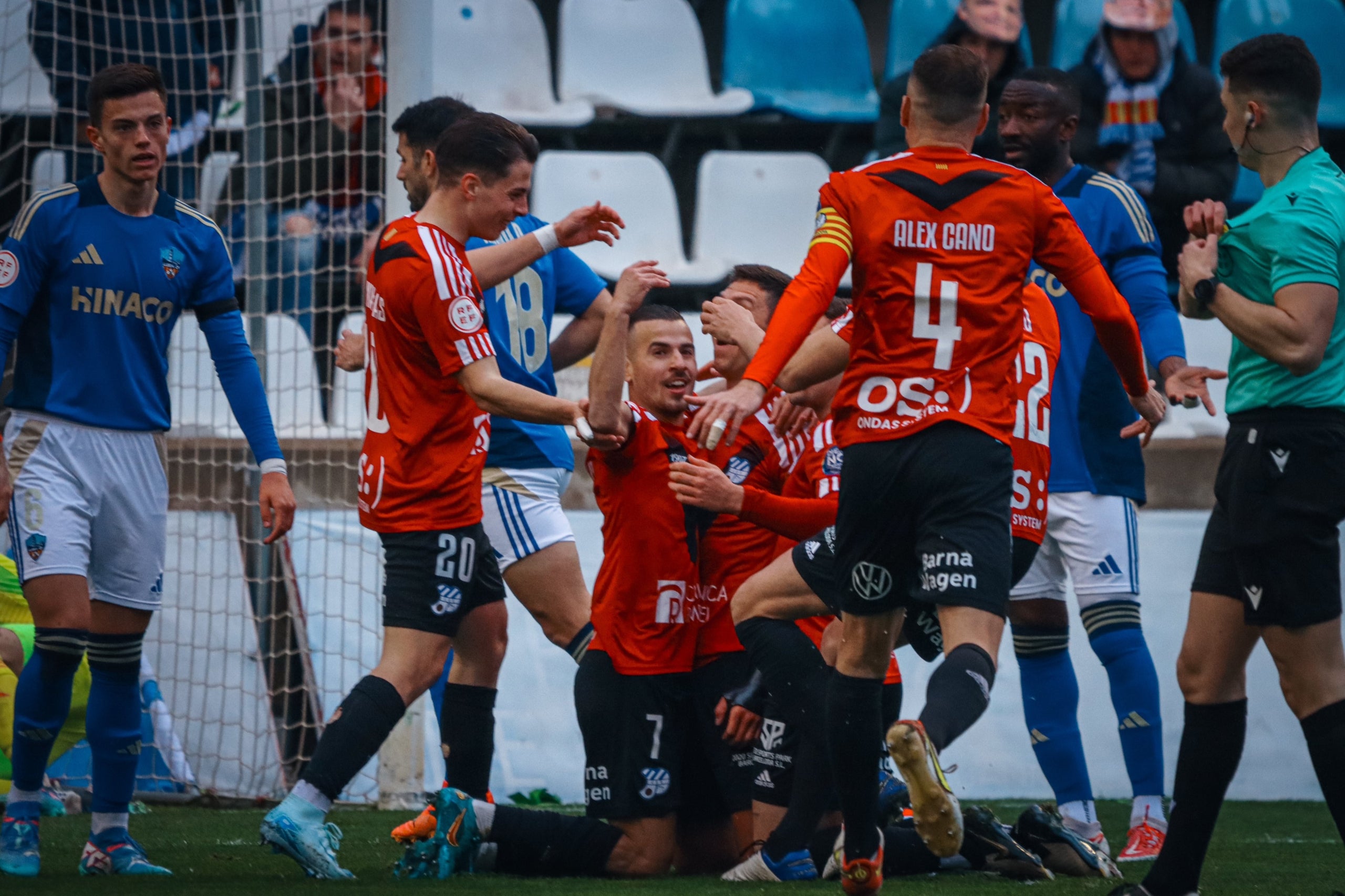 Els jugadors de l'Europa celebren el gol de Noel Carbonell al Camp d'Esports de Lleida | CE Europa