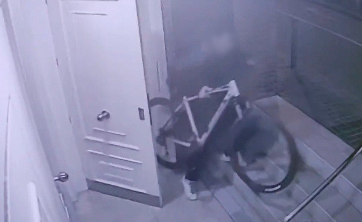 El ladrón de trasteros y aparcamientos pudo ser identificado por las cámaras de videovigilancia / Mossos d'Esquadra