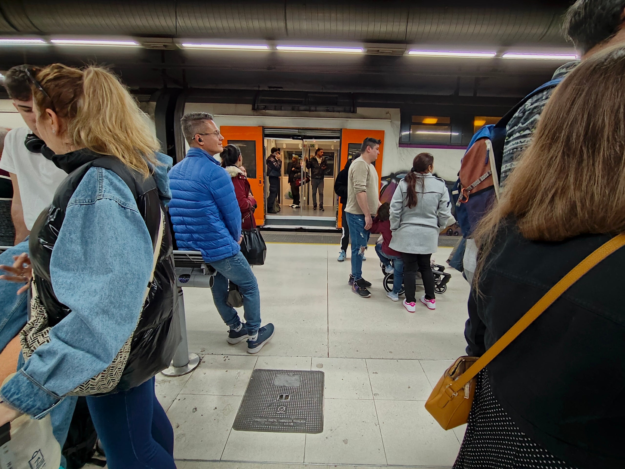 Un tren de l'R2 nord arriba a Barcelona amb hores de retard / GGG
