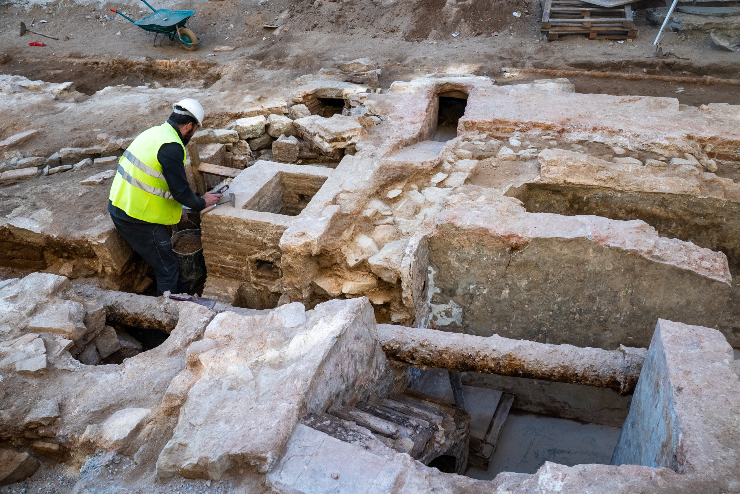 Arqueòlegs treballen al jaciment excavat al carrer de la Fusteria en el marc de les obres a la Via Laietana / Ajuntament de Barcelona
