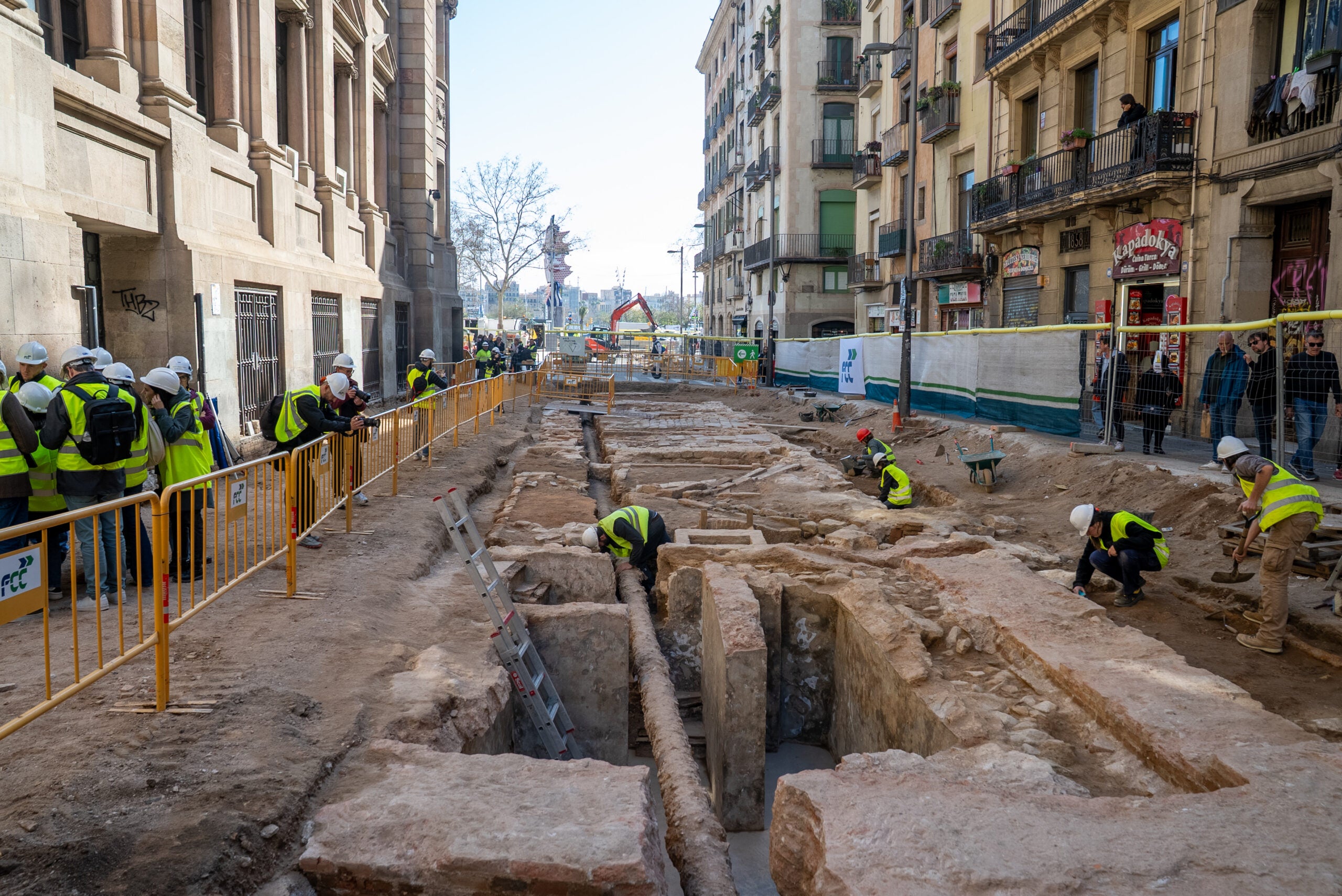 Arqueòlegs treballen al jaciment excavat al carrer de la Fusteria en el marc de les obres a la Via Laietana / Ajuntament de Barcelona