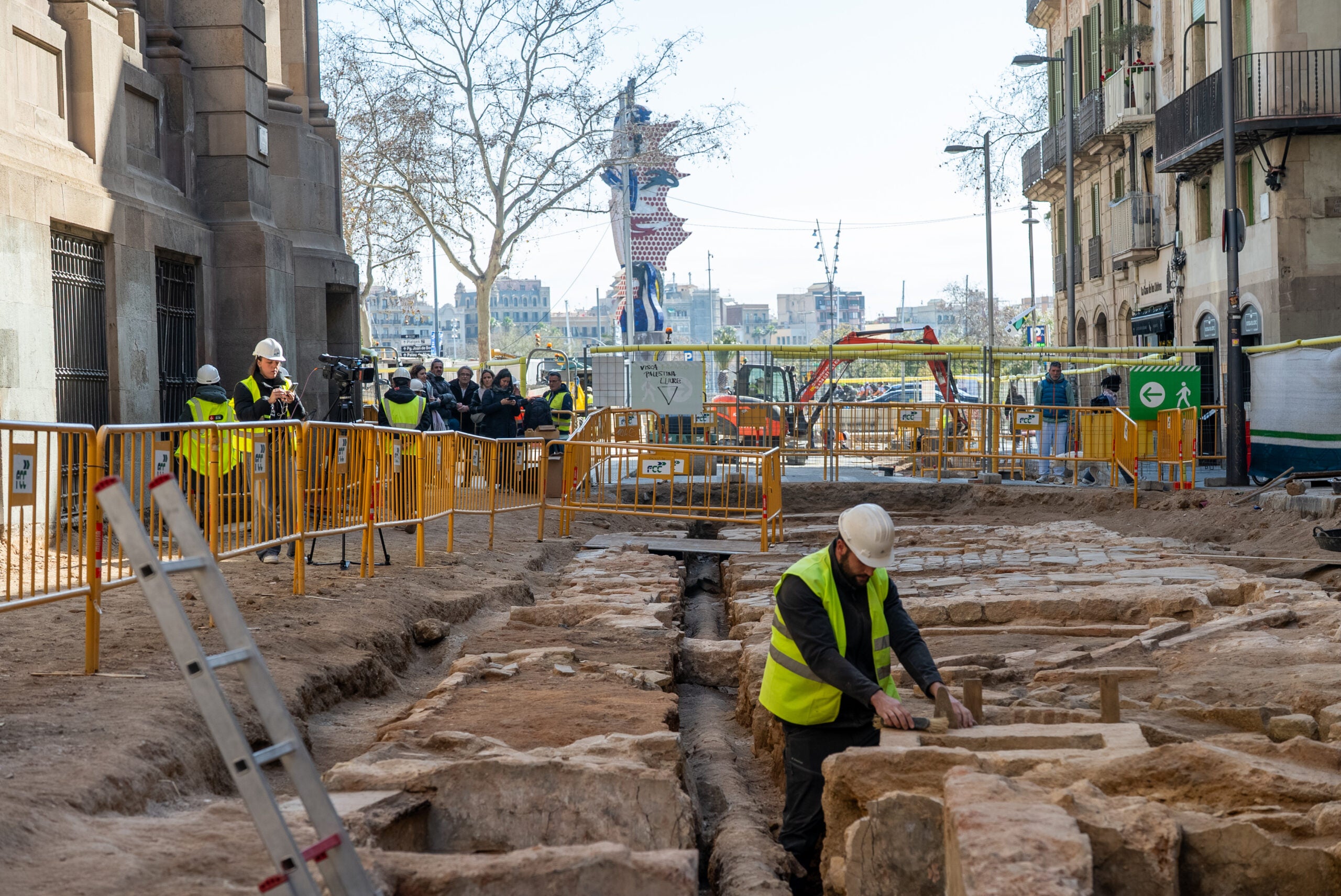 Arqueòlegs treballen al jaciment excavat al carrer de la Fusteria en el marc de les obres a la Via Laietana / Ajuntament de Barcelona