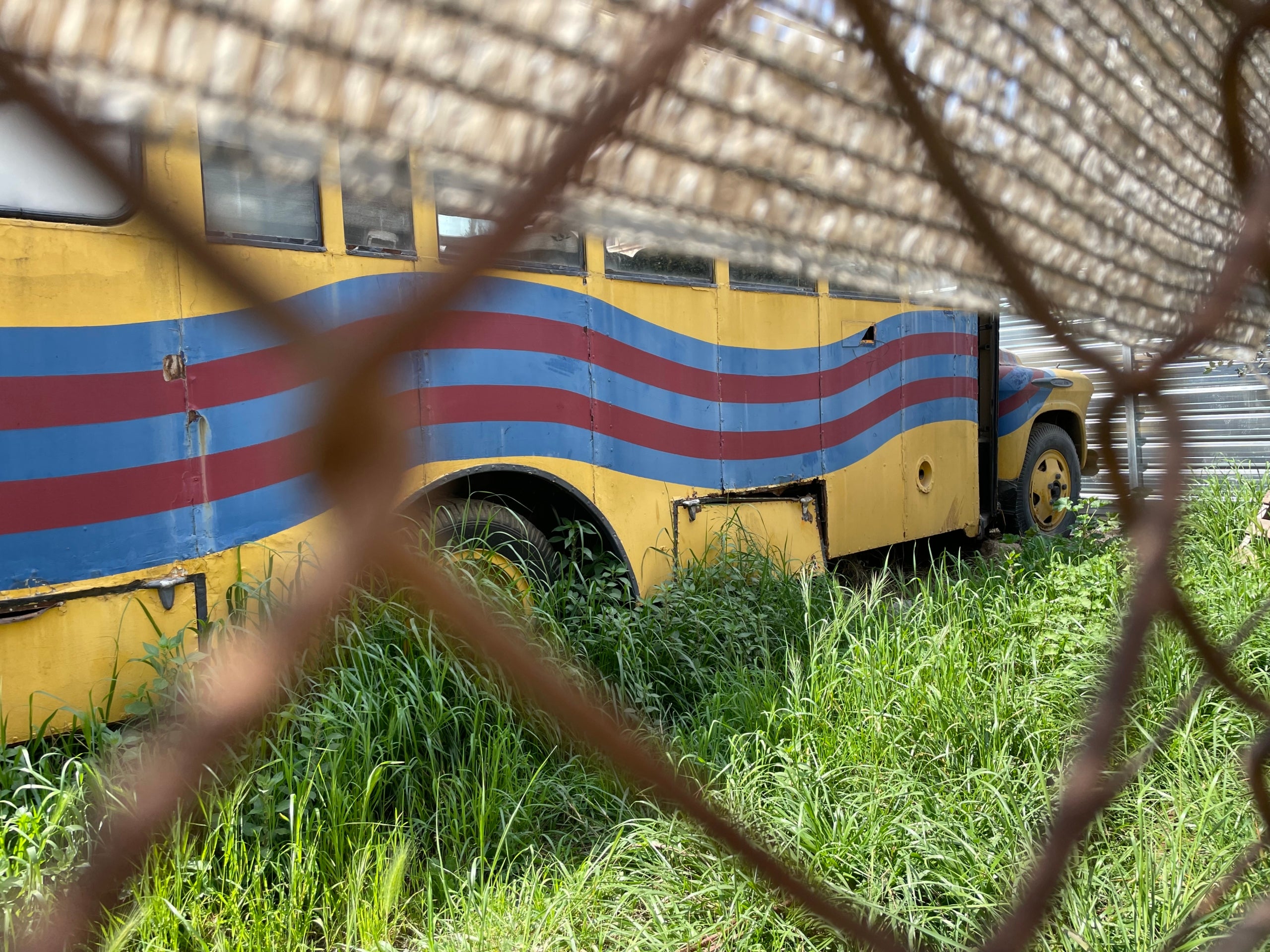 L'autobús històric del Barça abandonat als jardins de l'antiga Masia del Barça mentre duren les obres del nou estadi Spotify Camp Nou / A.R.