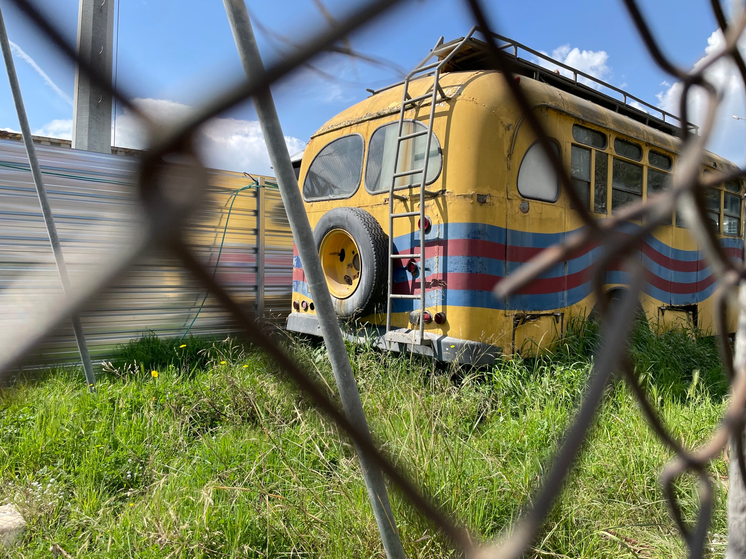 L'autobús històric del Barça abandonat als jardins de l'antiga Masia del Barça mentre duren les obres del nou estadi Spotify Camp Nou / A.R.