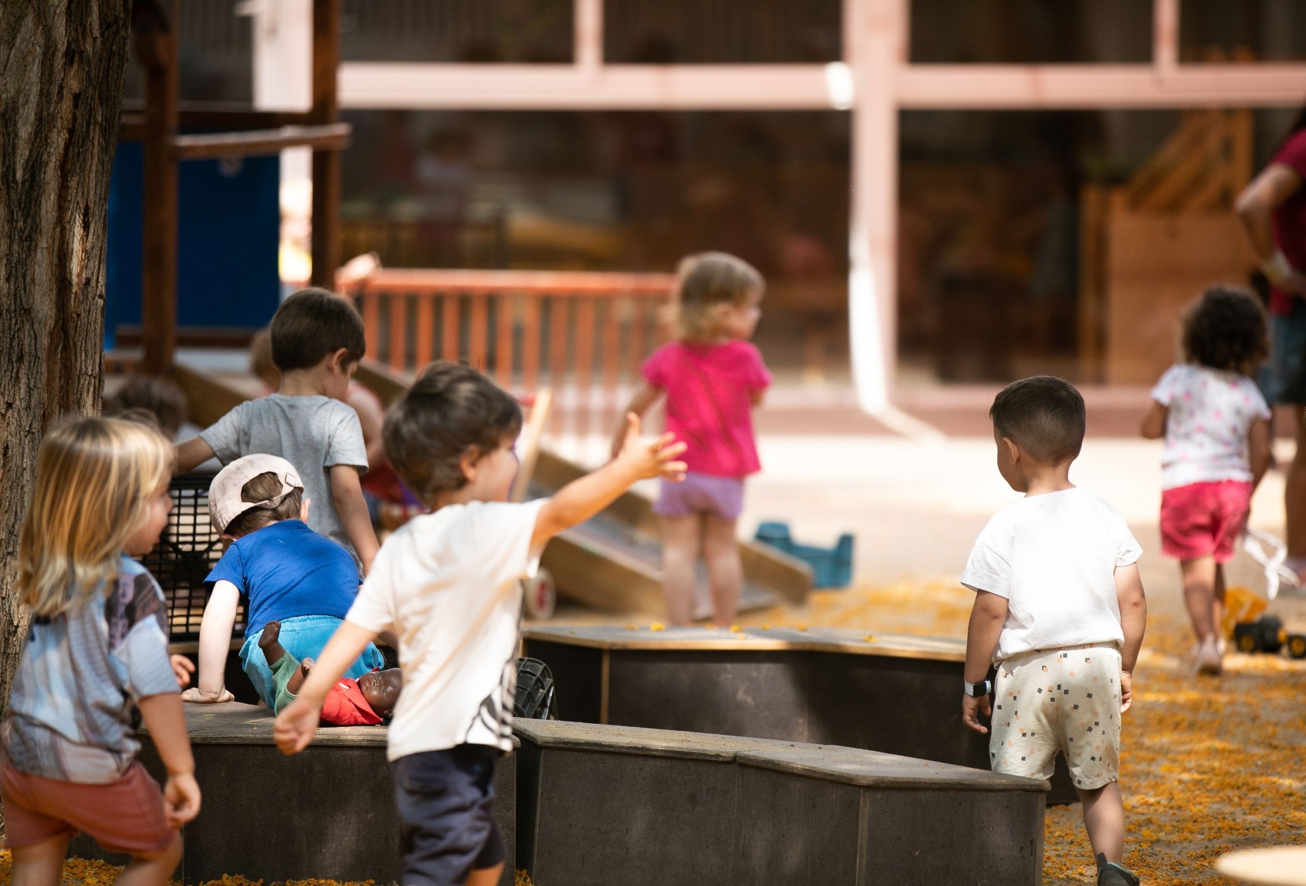 Infants jugant al pati de l'Escola Bressol Municipal Tres Turons | Imatge d'arxiu / Joel Codina / Ajuntament