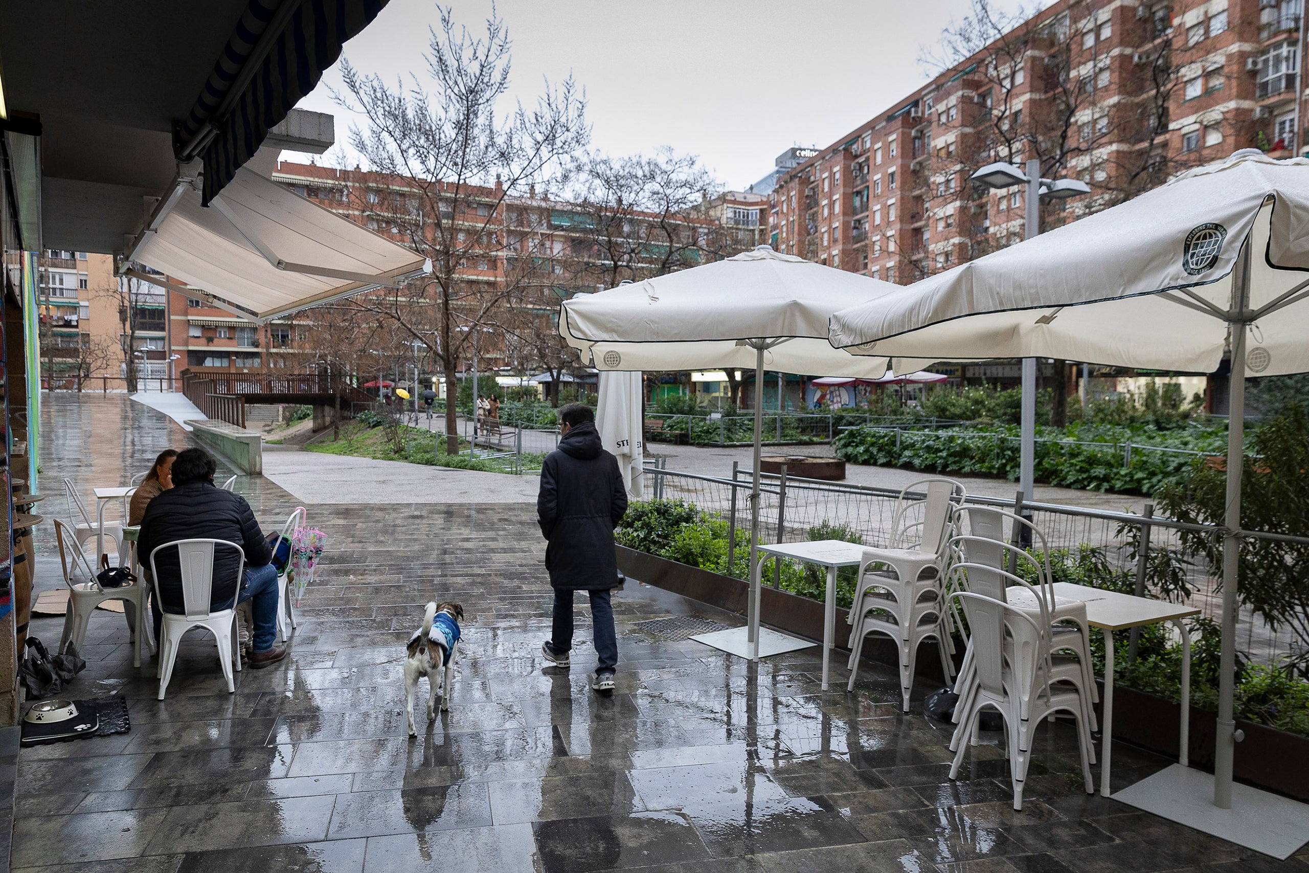 Una terrassa, mig tancada, el divendres als jardins de la Mediterrània de la Zona Franca, rodejats d'habitatges / Jordi Play