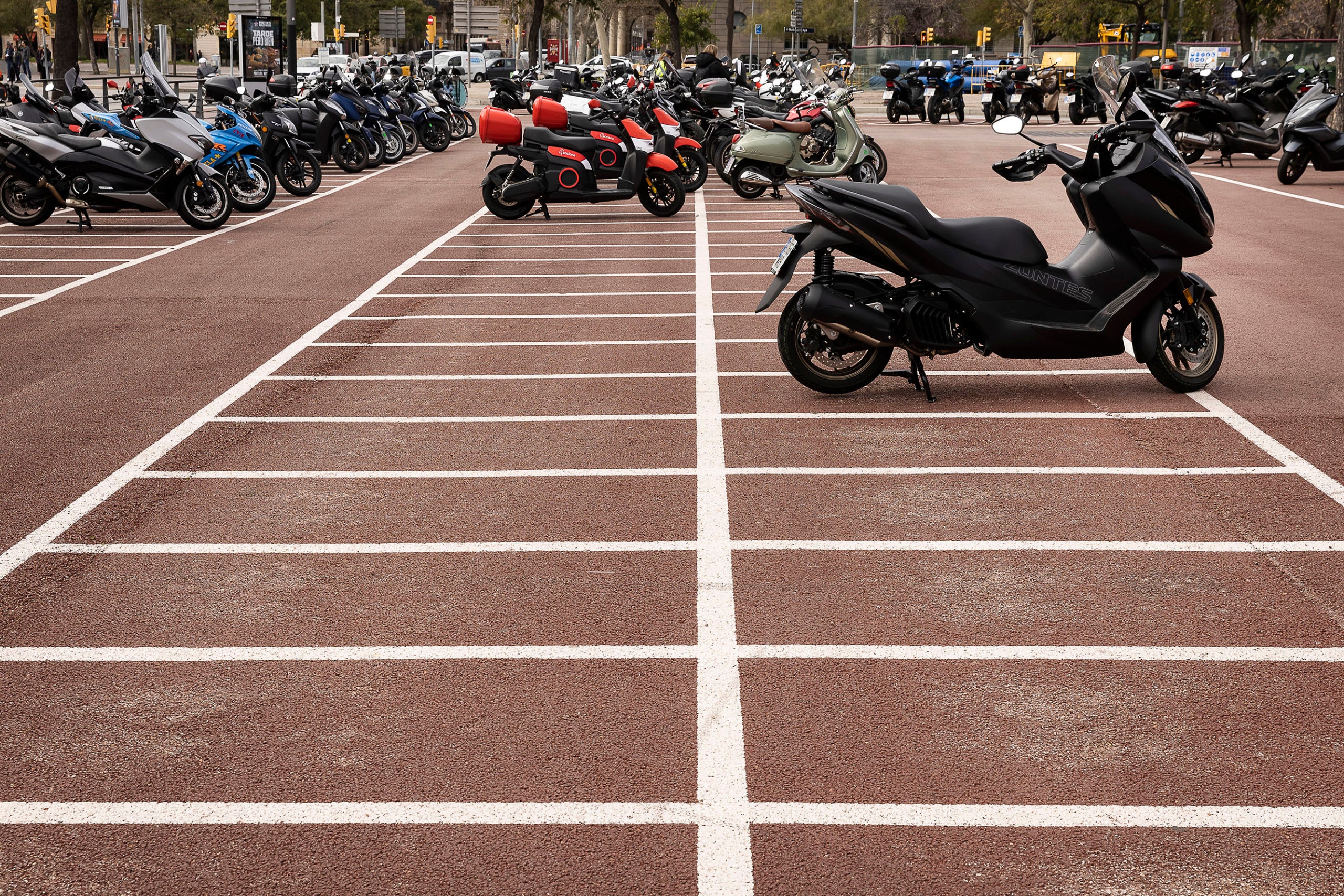 Zona senyalitzada d'aparcament per a motos a la plaça Pau Vila.
18.03.2025, Barcelona

foto: Jordi Play