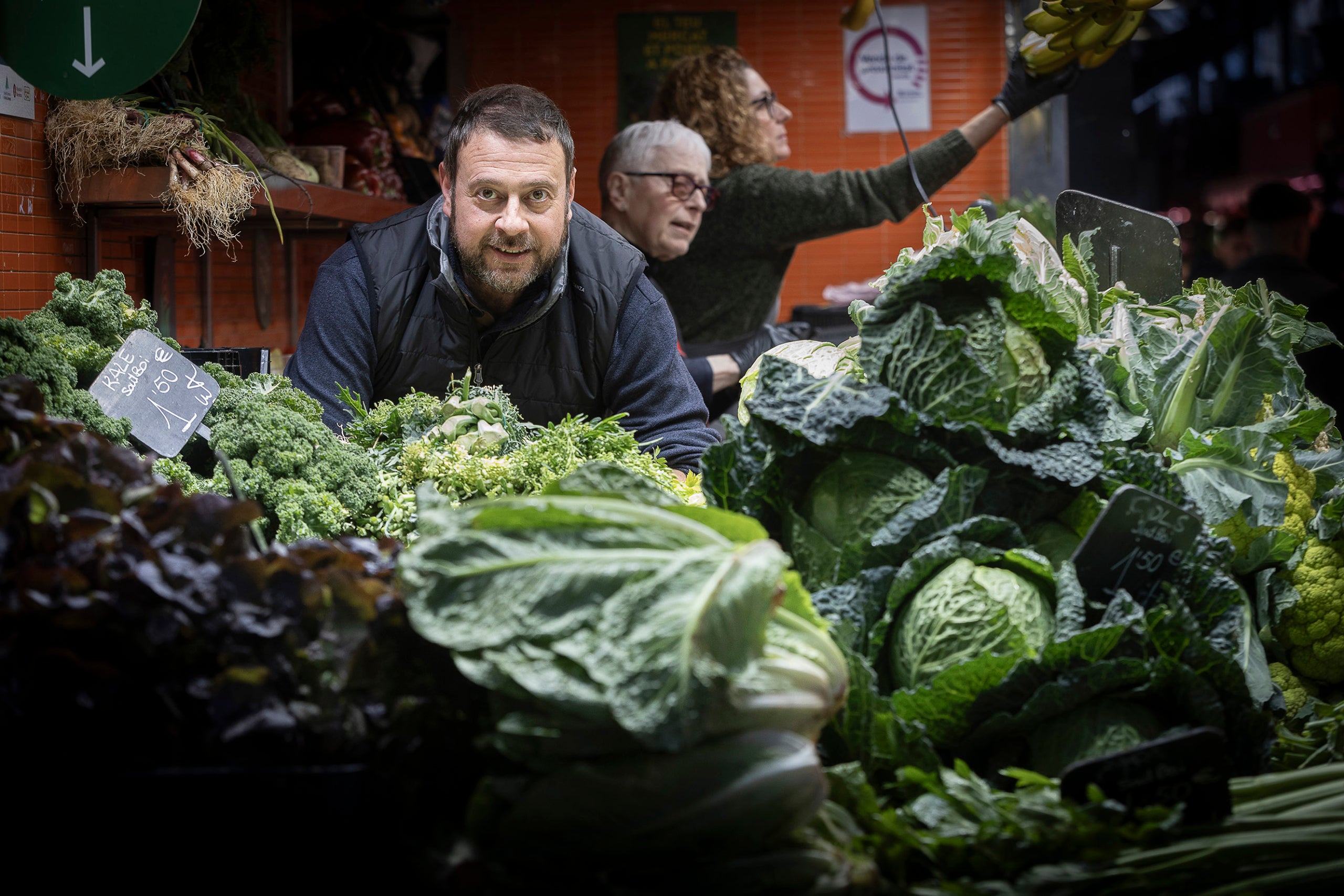 En Pere Ferré, pagès del Parc Agrari del Baix Llobregat, està al capdavant de Cal Neguit, una parada de fruites i verdures de proximitat al mercat de la Boqueria que aviat farà 150 anys JORDI PLAY