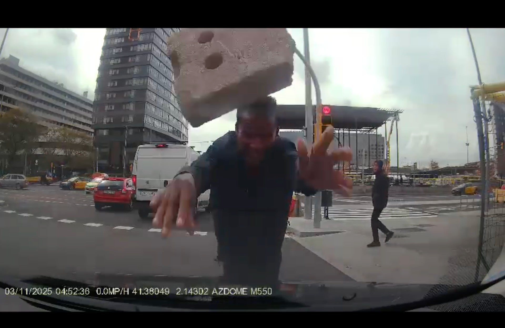 El moment en el qual l'home llença la pedrada contra la lluna del taxi