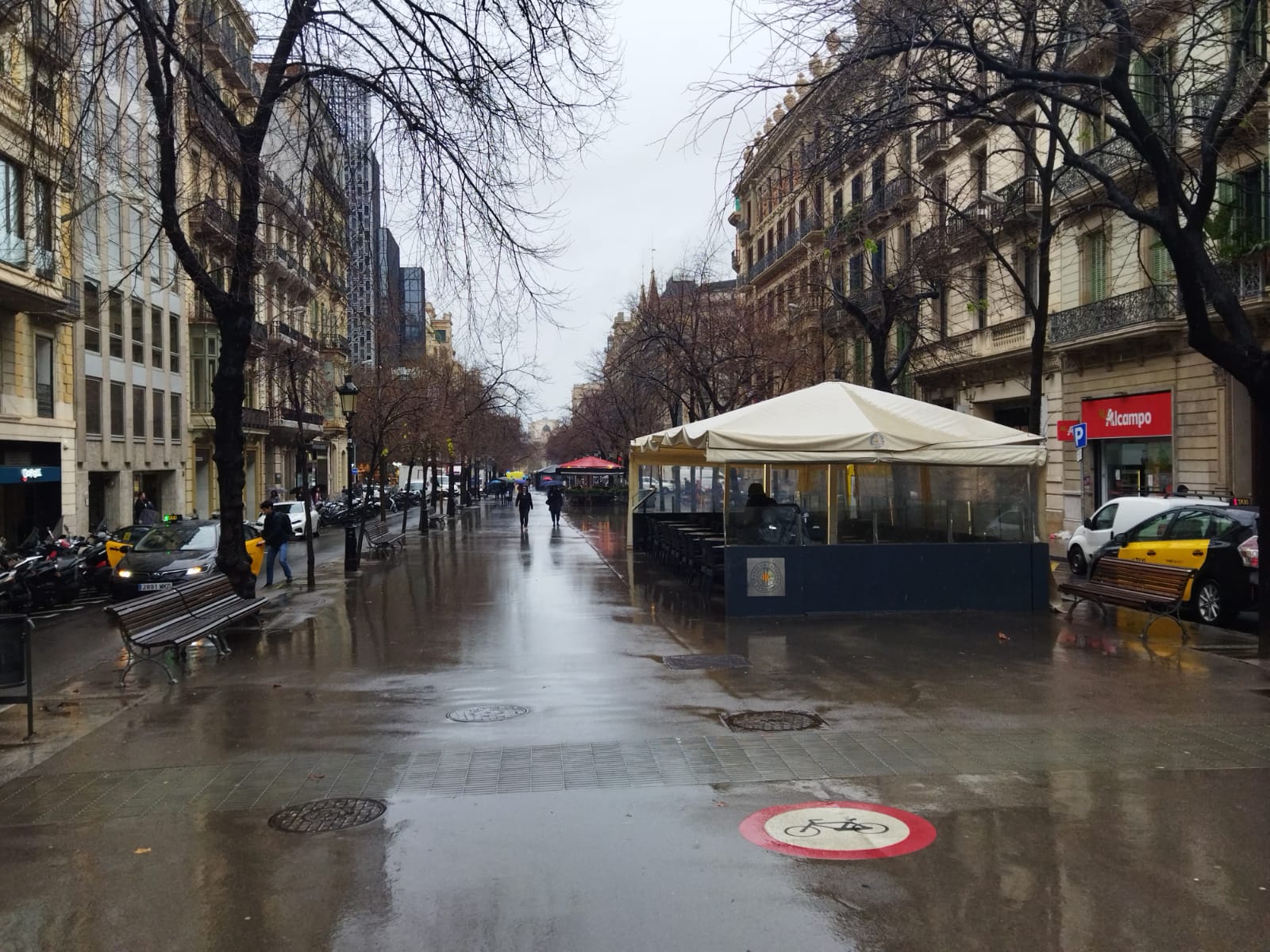 La rambla de Catalunya, el divendres 14 de març, plovent / Jordi Subirana