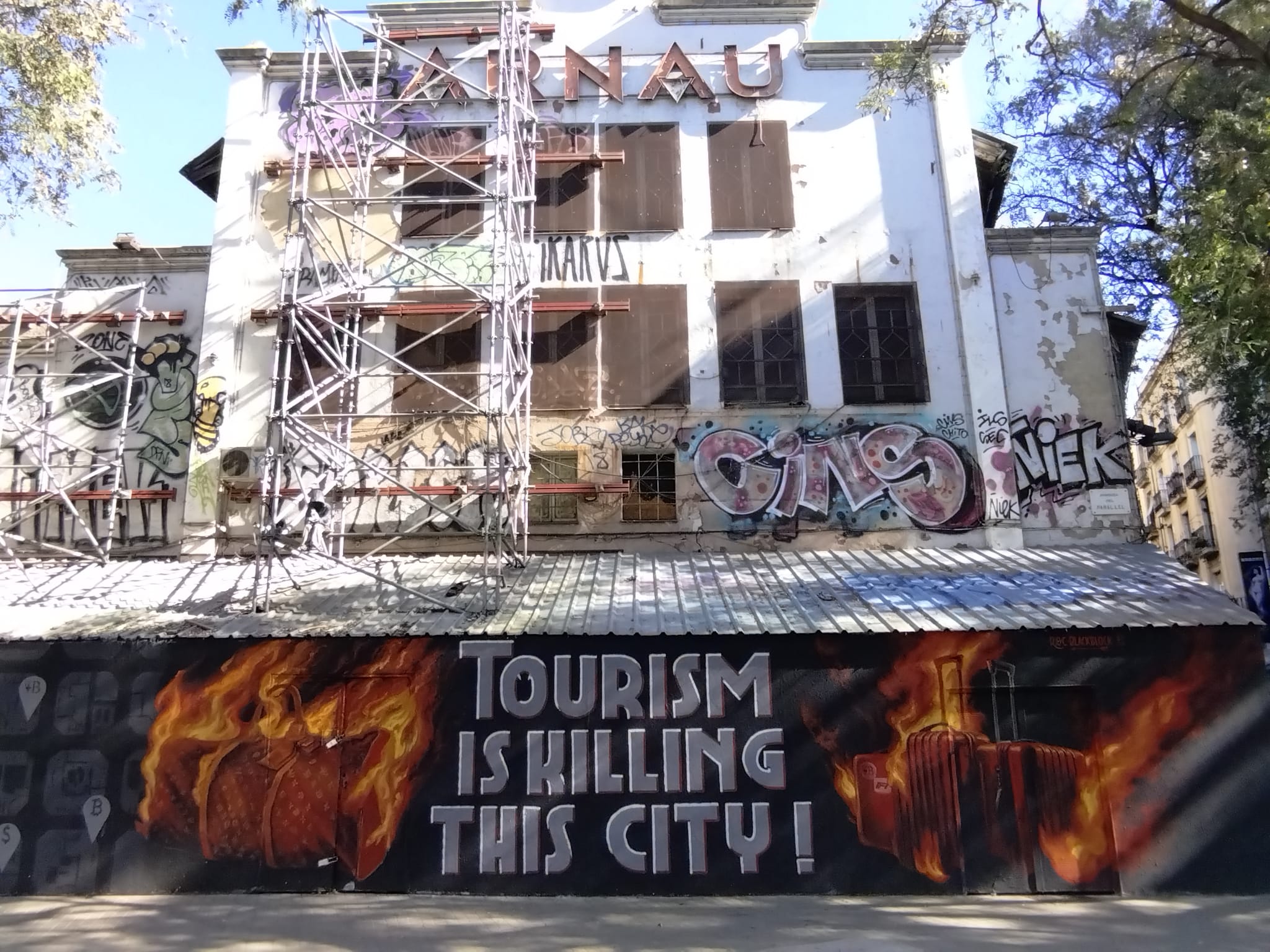 El mural de Roc Blackblock contra el turisme, al Teatre Arnau / Jordi Subirana