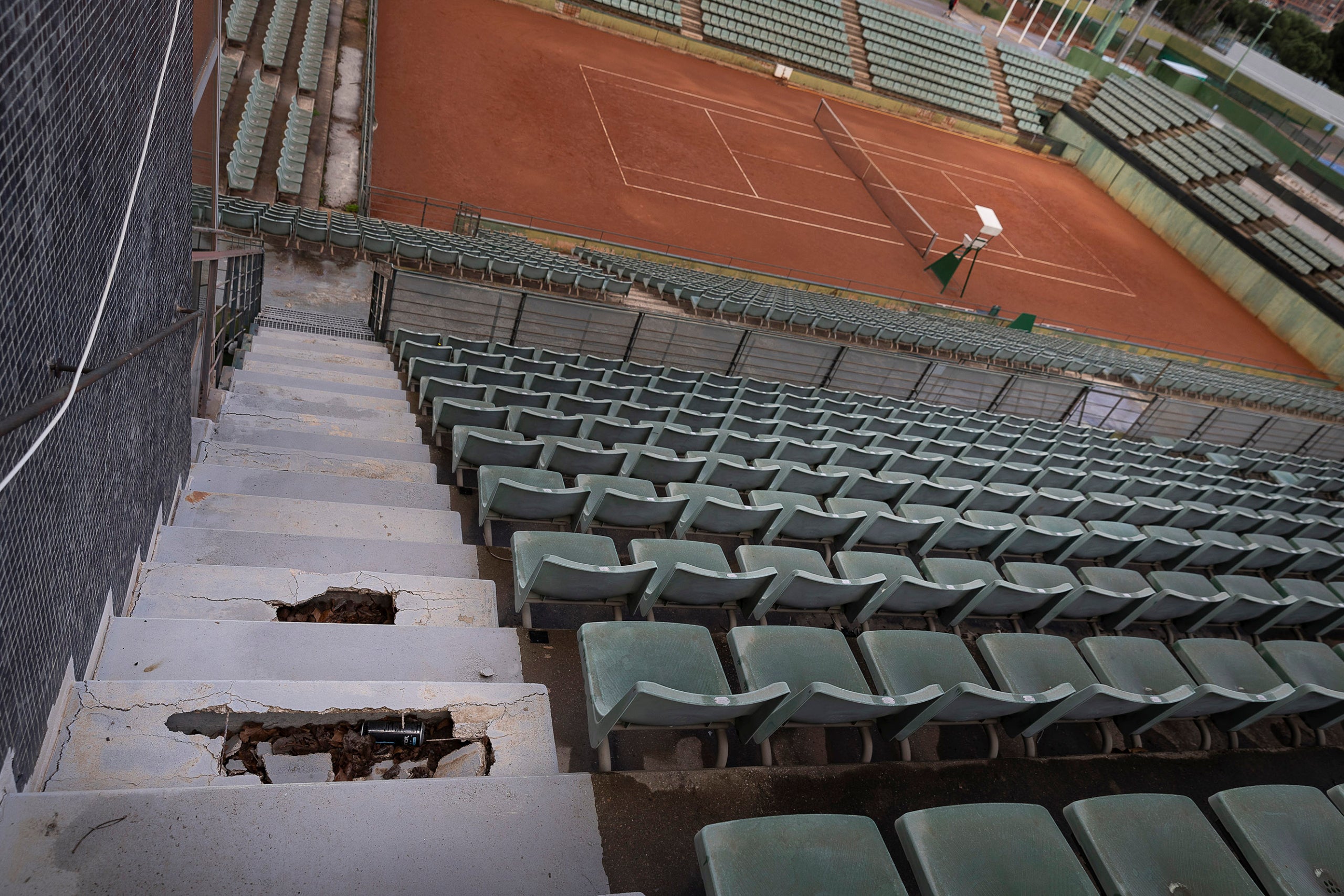 Forats a les escales d'una graderia de la pista de tenis, al Centre Municipal de Tenis del Vall d'Hebron, aquesta setmana / Jordi Play 