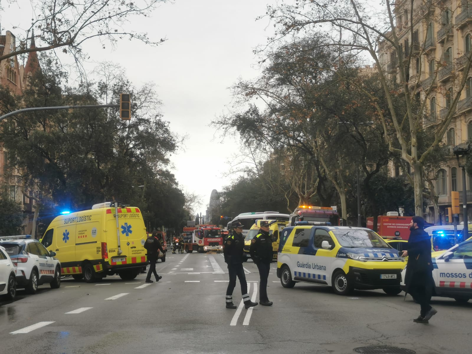 L'accident entre dos autocars que ha tingut lloc aquest dilluns a la Diagonal / A.U. (Cedida)