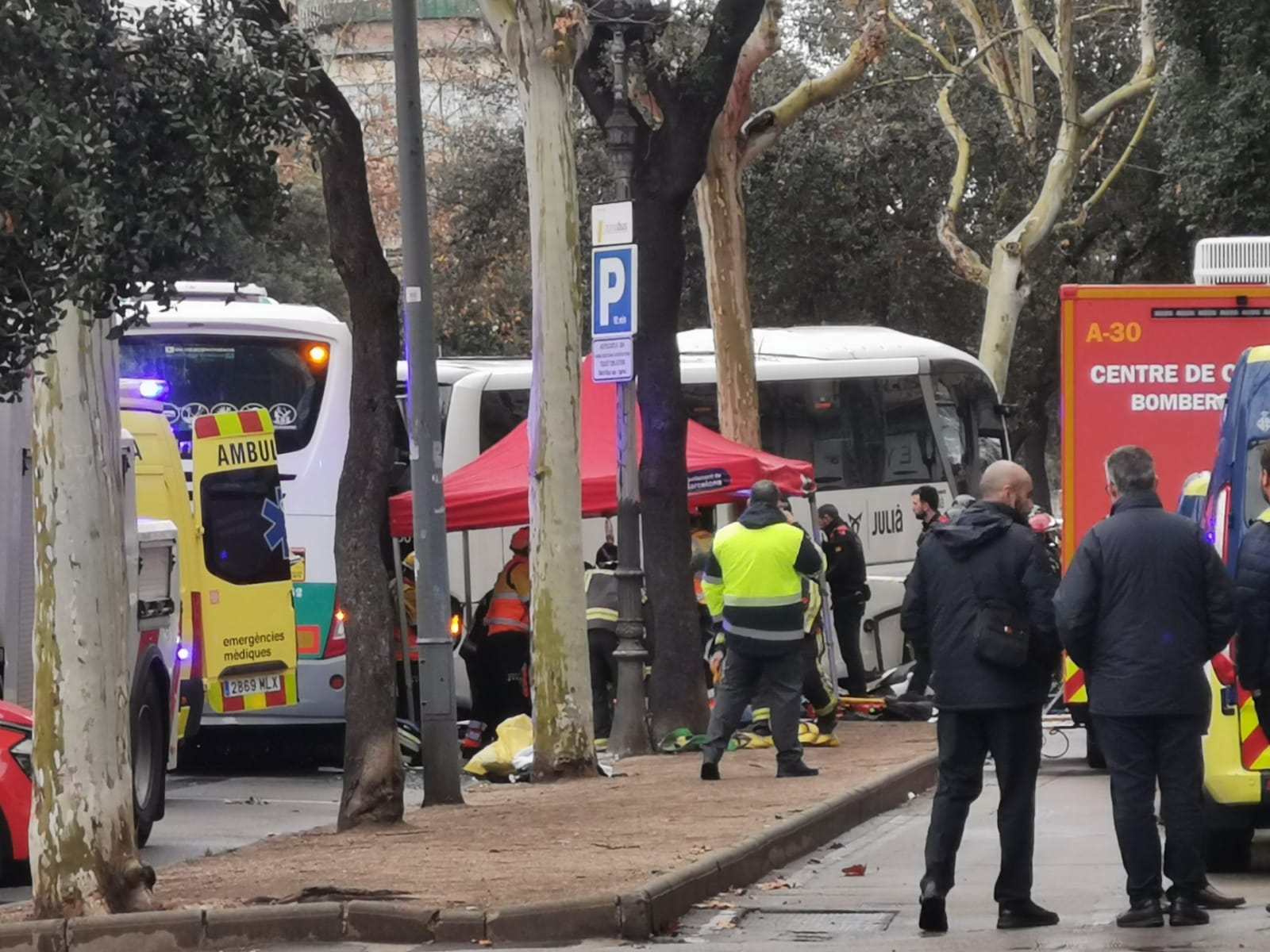 L'accident entre dos autocars que ha tingut lloc aquest dilluns a la Diagonal / A.U. (Cedida)