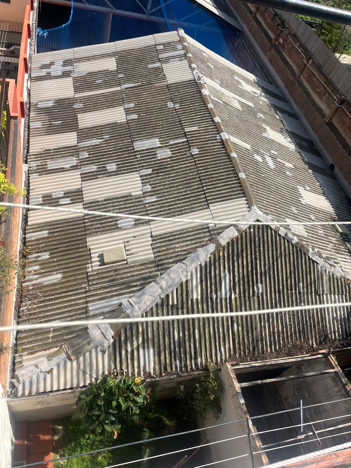 La teulada d'amiant del garatge del número 306 del carrer de la Diputació / Associació de Veïns de la Dreta de l'Eixample