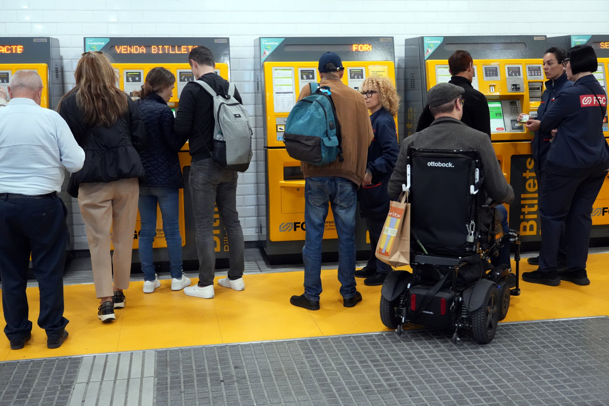 Usuaris fent mans i mànigues l'estació de Catalunya per trobar rutes i combinacions que els permetessin arribar als seus destins / Jordi Bataller (ACN) 
