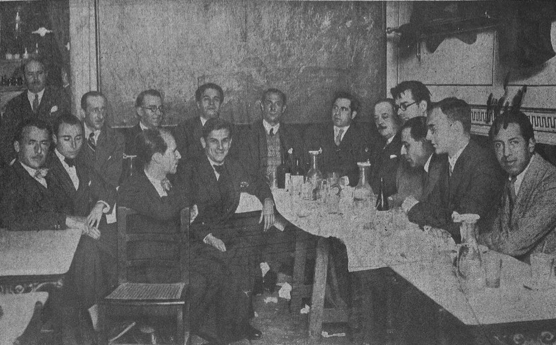 Imagen de una de las tertulias organizadas por Ramón Gómez de la Serna en el Café Pombo de Madrid / 