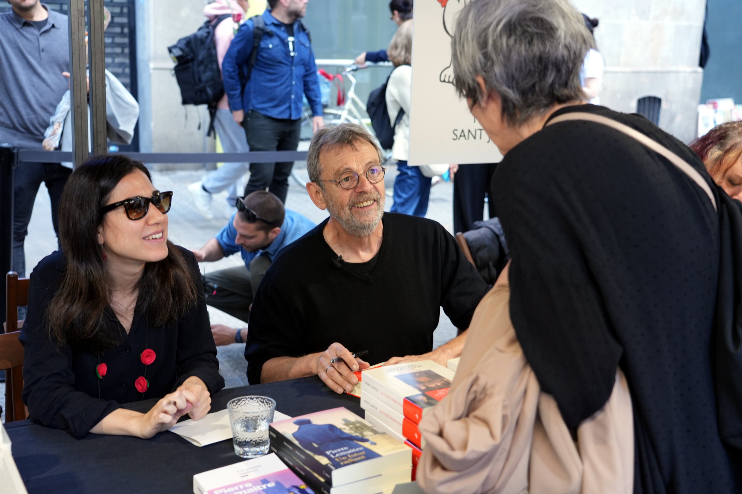 L'escriptor Pierre Lemaitre signant llibres a la parada de Finestres davant de la llibreria a Barcelona
| Pere Francesch ACN
