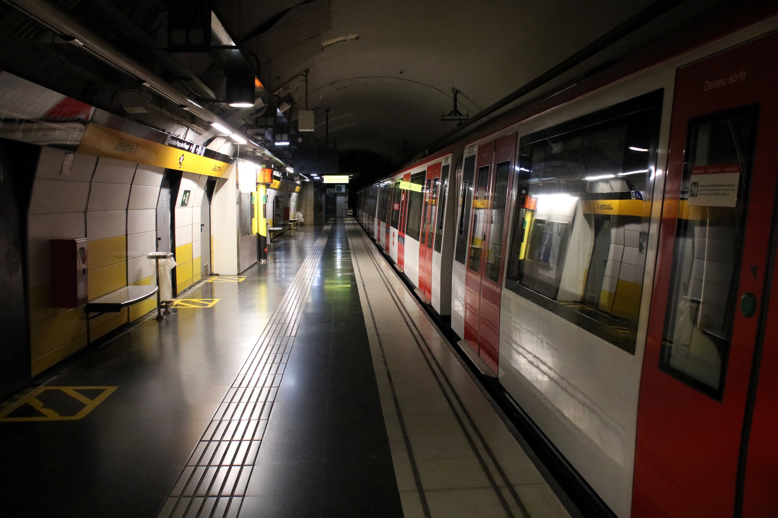 Un metro de l'L4 parat a l'estació de Jaume I, aturat i a les fosques / ACN-Lluís Síbils