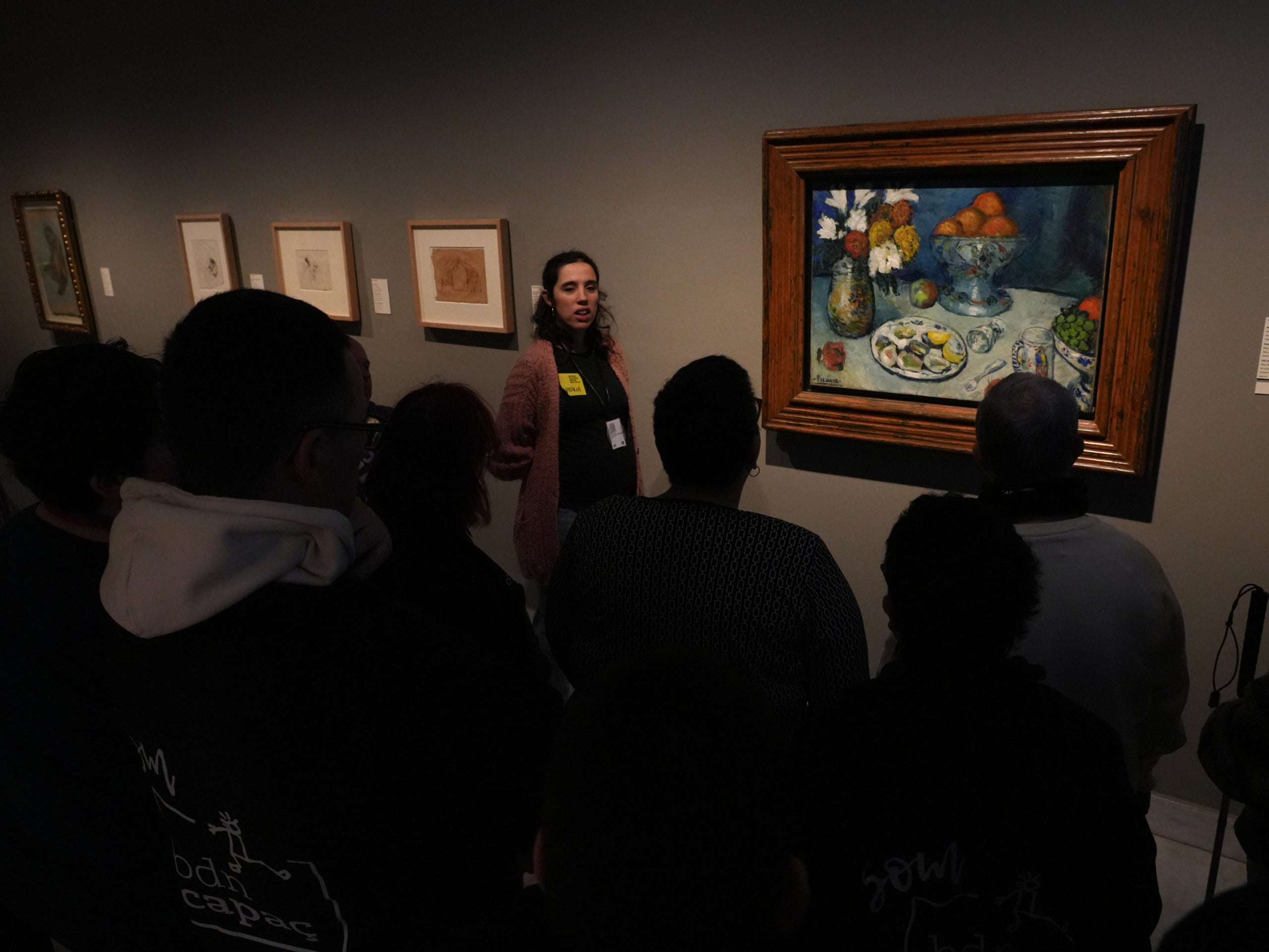 Visitantes escuchan la explicación de una guía del Museo Picasso / ACN
