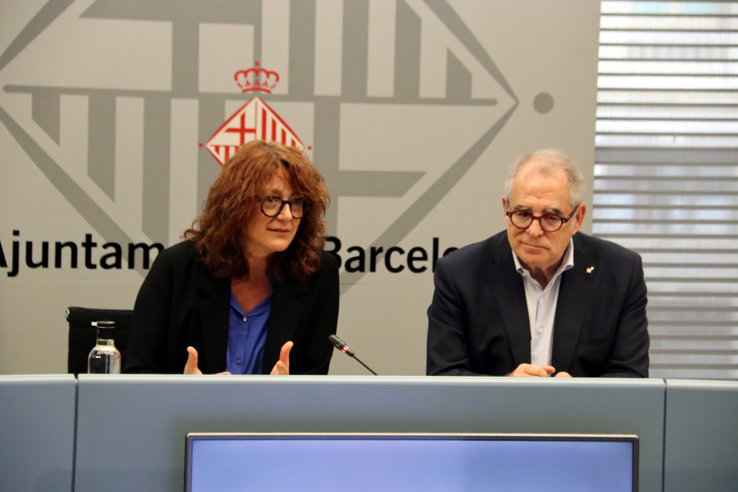 La primera teniente de alcaldía del Ayuntamiento de Barcelona, Laia Bonet, y el teniente de alcaldía de Economía, Jordi Valls, en la presentación del 'Pla Barcelona Fàcil' / ACN