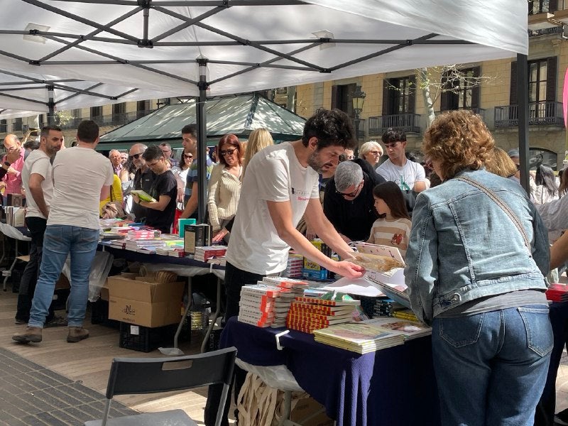 Primeres hores de la diada de Sant Jordi als carrers del centre de Barcelona / A.R.