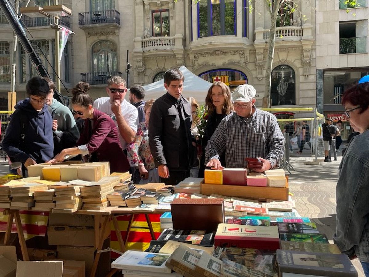 Primeres hores de la diada de Sant Jordi als carrers del centre de Barcelona / A.R.