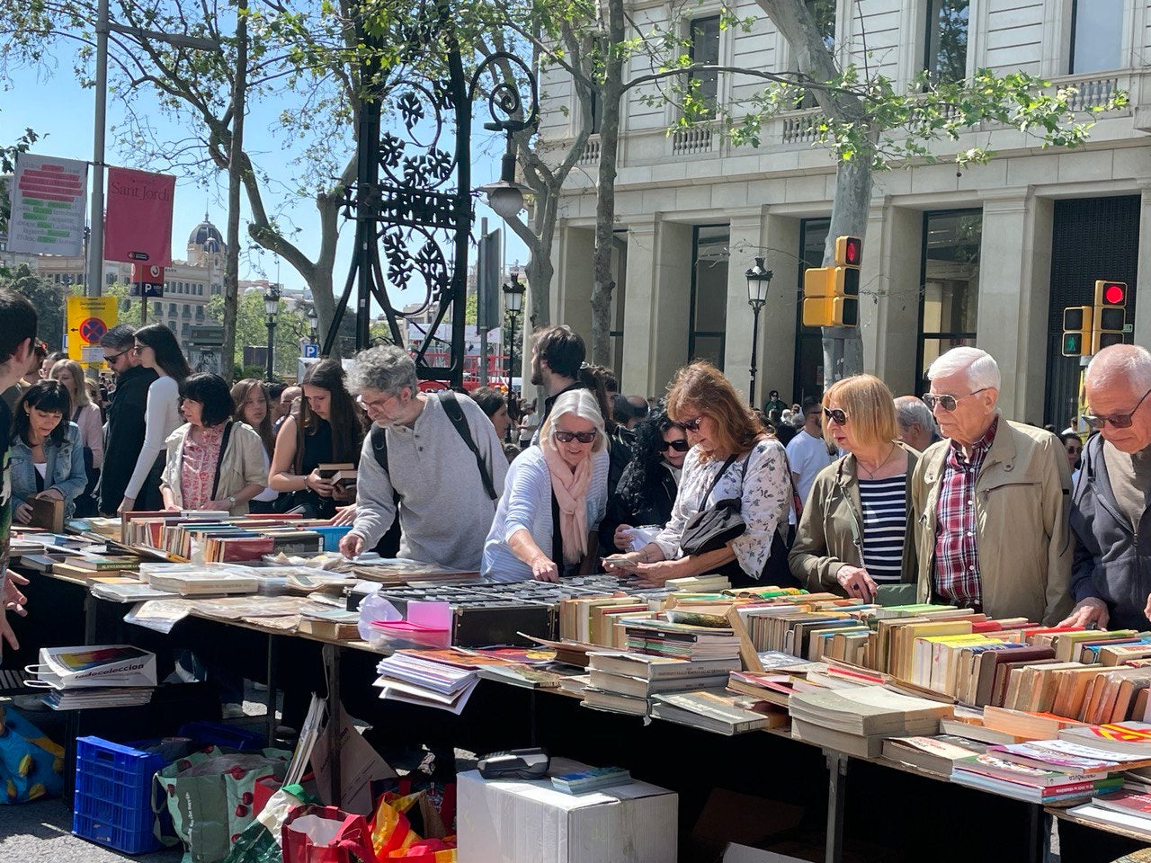Primeres hores de la diada de Sant Jordi als carrers del centre de Barcelona / A.R.