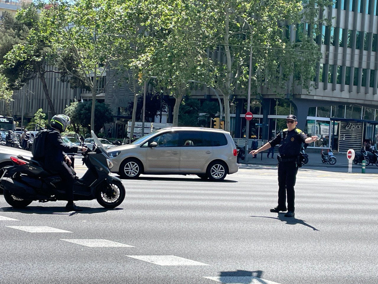 La Guàrdia Urbana controla el trànsit a l'avinguda de la Diagonal després de l'apagada general / A.R.