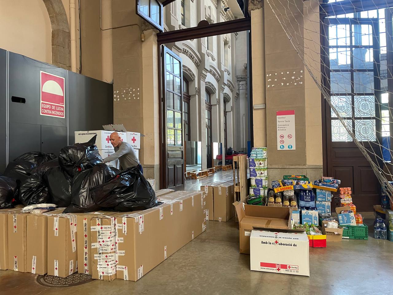 Capses amb material utilitzat per les persones que s'han quedat a dormir al pavelló del poliesportiu de l'estació del Nord / A.R.
