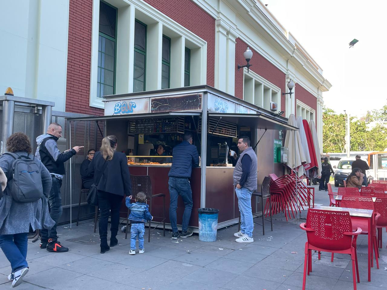 El Bar L'estació, just a fora de Fabra i Puig, avui ple de molts usuaris de Rodalies desconcertats / A.R.
