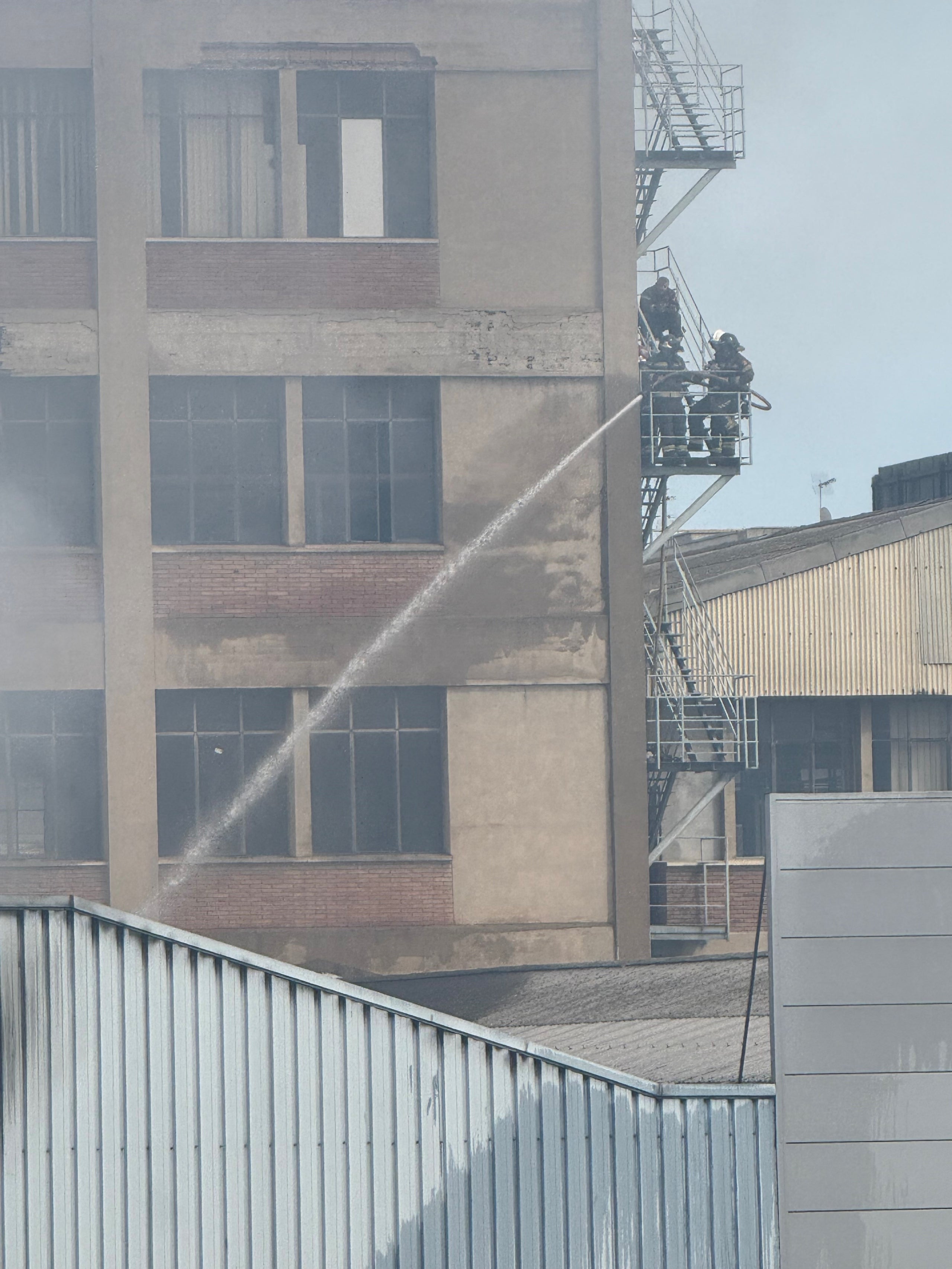 Així ha estat l'operatiu per controlar l'incendi en una empresa de cosmètics del Bon pastor / ACN