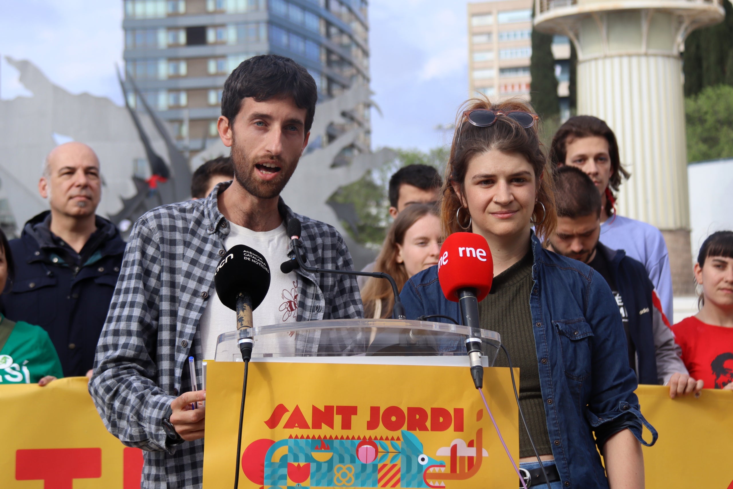 Els portaveus de la plataforma Sant Jordi per la Llengua, Adrià Font i Núria Alcaraz, en roda de premsa aquest dijous / Nico Tomás / ACN