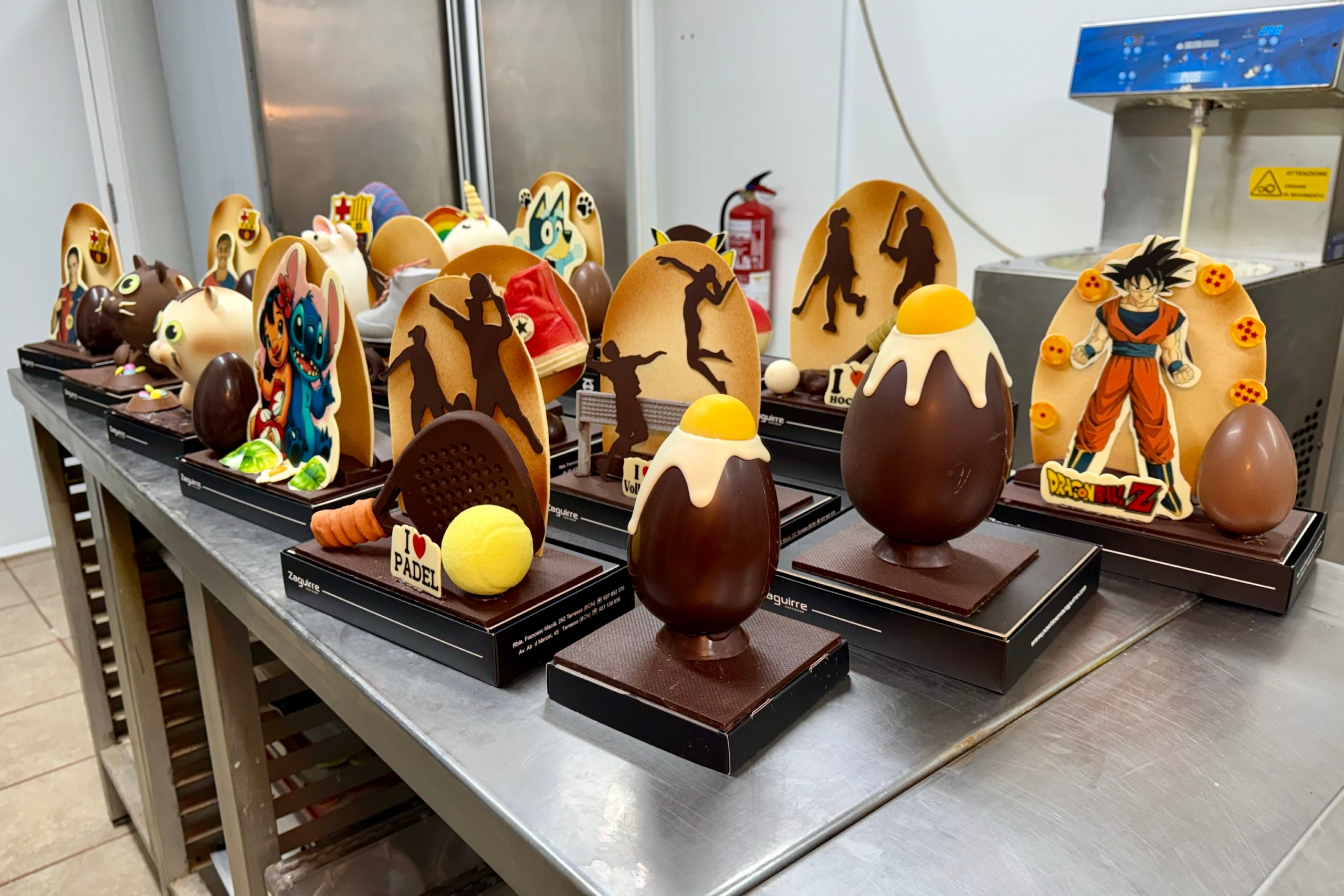 Com cada any, la mona de Pasqua té un gran repertori de motius i personatges / ACN