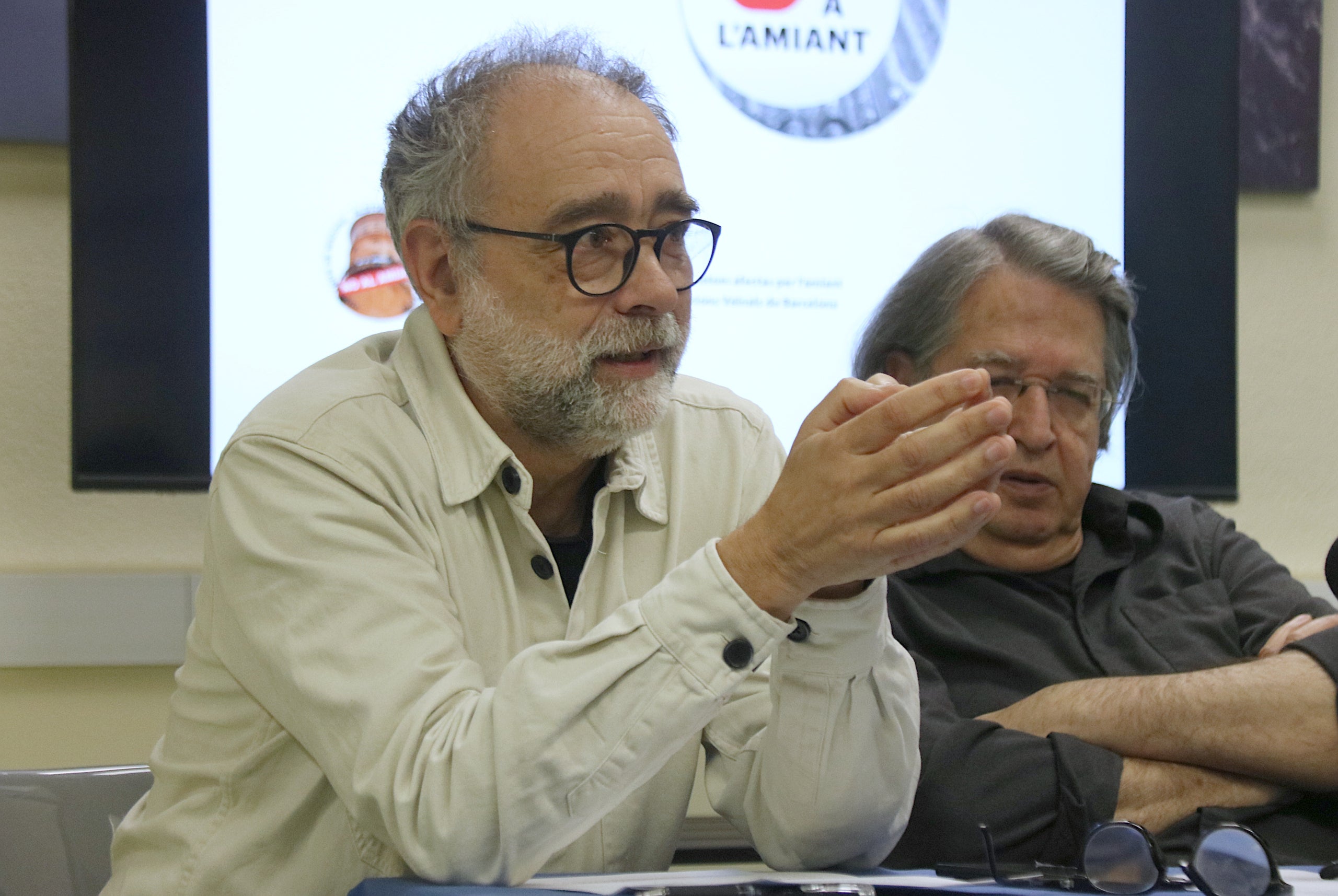 Joan Maria Soler, portaveu de la comissió contra l'amiant de la FAVB, en un moment de la roda de premsa / Norma Vidal / ACN