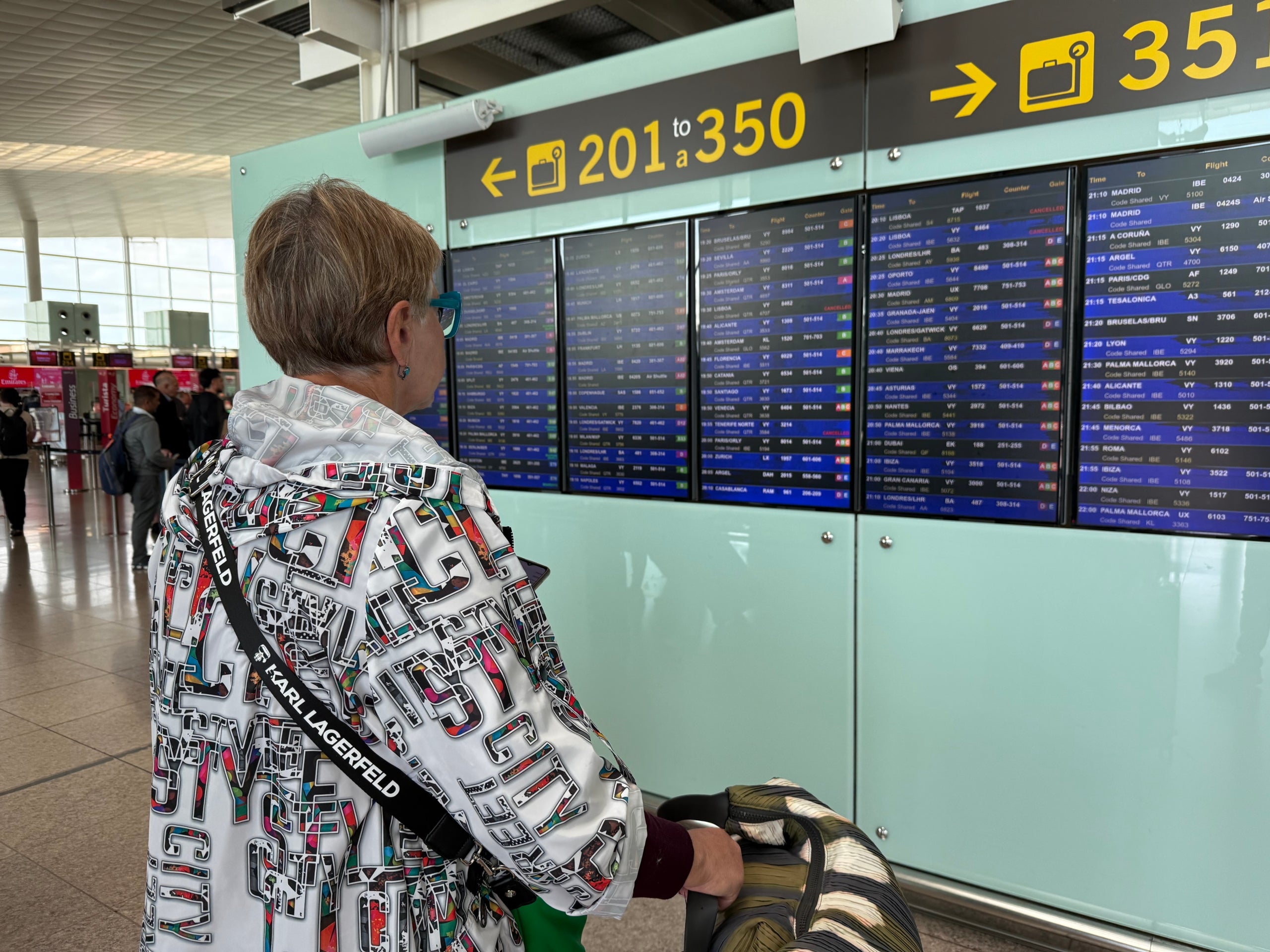 Una persona mira un parell informatiu a l'aeroport del Prat durant una apagada elèctrica general a Espanya, Portugal i Andorra | Àlex Recolons (ACN)