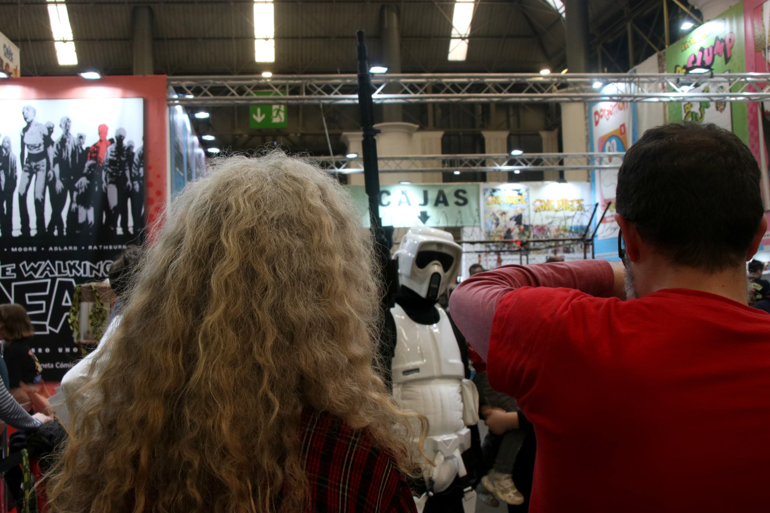 Un dels personatges d'Star Wars a la 43a edició Comic Barcelona fent-se fotografies | Albert Hernàndez (ACN)