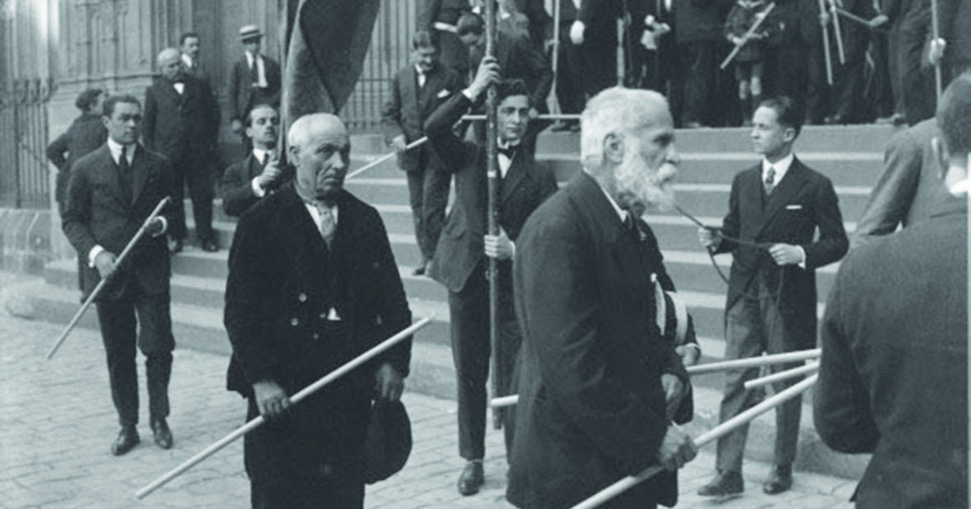 Antoni Gaudí davant de la Catedral, durant la processó de Corpus de 1924, com a membre del Cercle Artístic de Sant Lluc. | ANC. Autor: Brangulí
