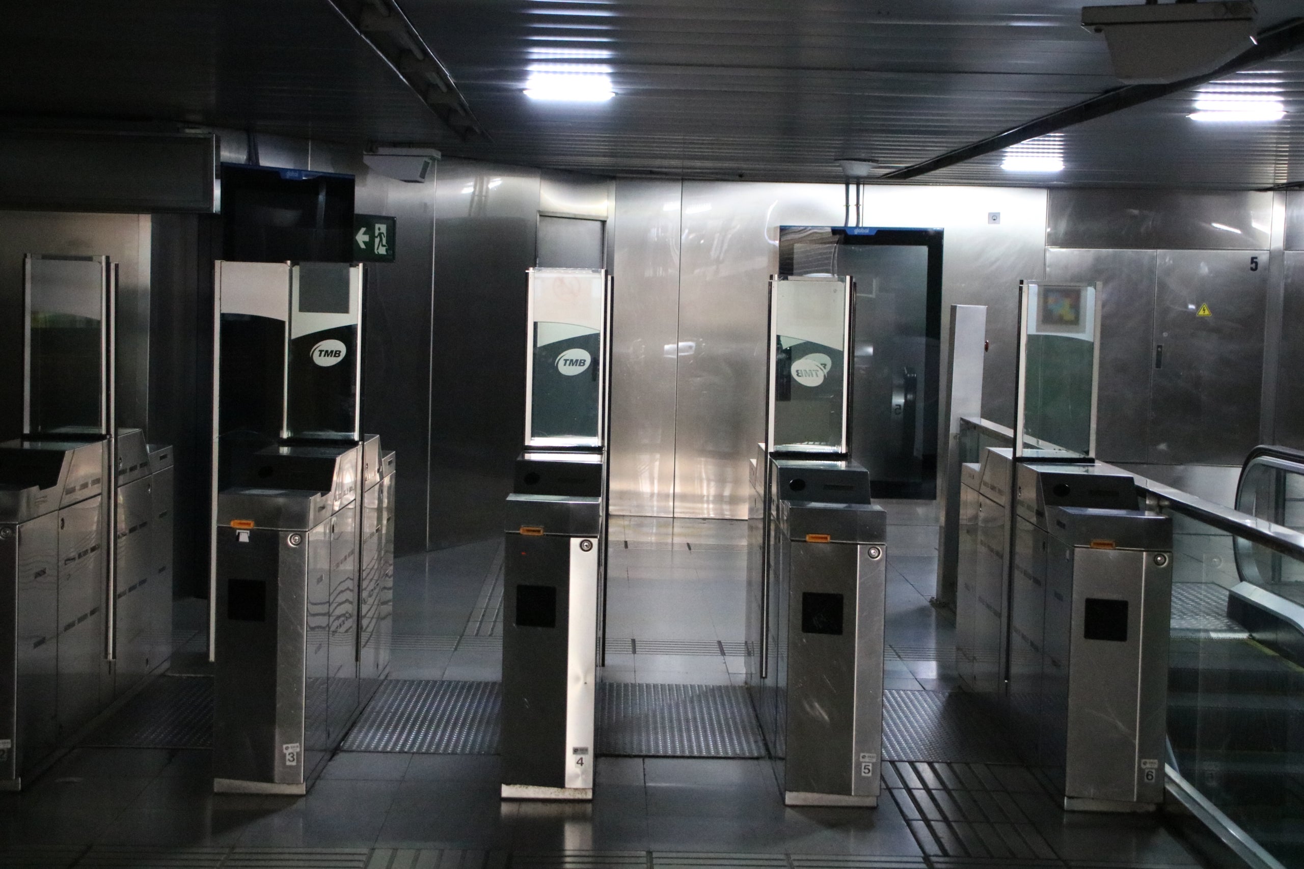 L'estació de metro de Sants Estació, sense gent i a les fosques / ACN-Gerard Escaich Folch 