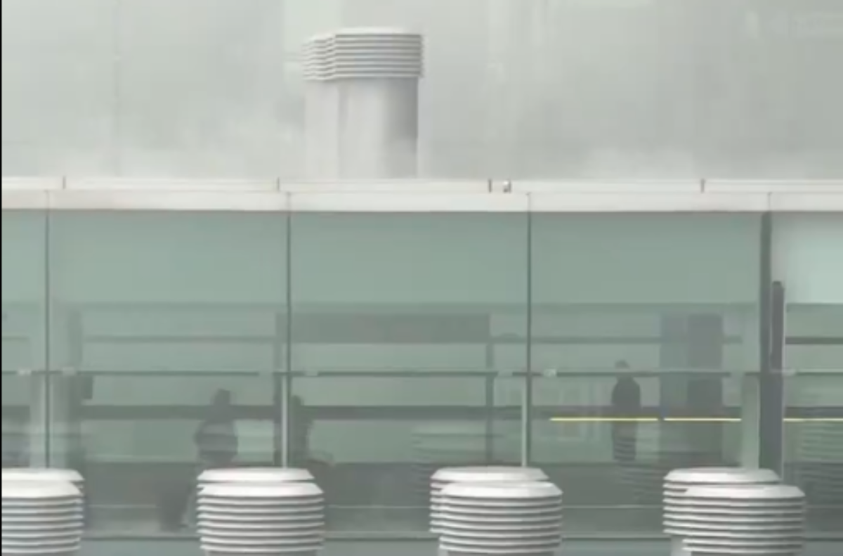 Imatge de la Terminal 1 del Prat amb l'apartosa columna de fum / X