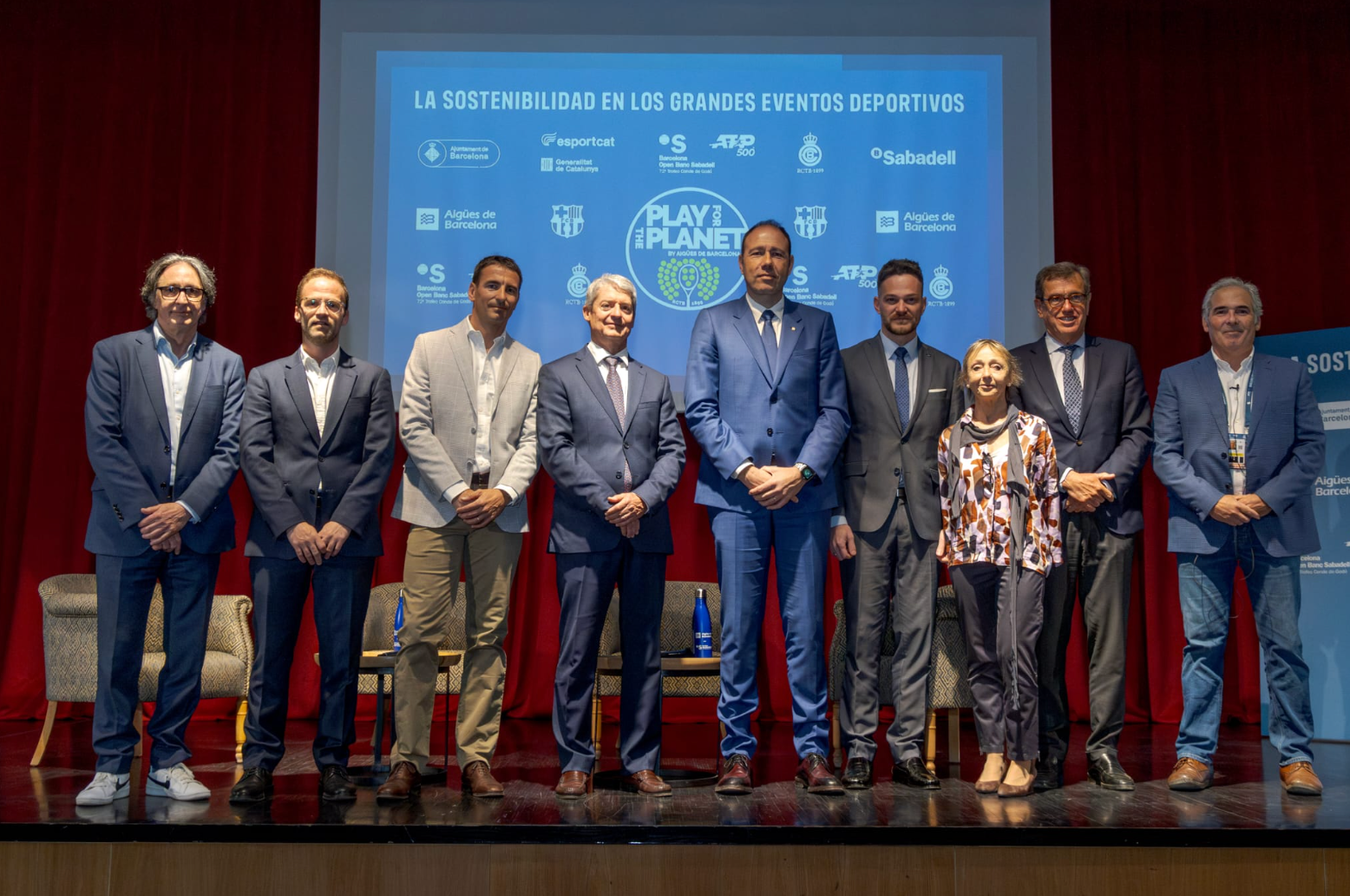 Jordi Portabella, director de sostenibilitat del FC Barcelona; Xavier Bernat, director de sostenibilitat d'Aigües de Barcelona, Tommy Robredo, extennista; Ignacio Escudero, director general d'Aigües de Barcelona; Berni Álvarez, conseller d'Esports de la Generalitat de Catalunya; Felipe Campos, conseller delegat d'Aigües de Barcelona; Susana Closa, gerenta de l'Institut Barcelona Esports; Jordi Cambra, president del Reial Club de Tennis Barcelona i Ignasi Cubiñá, membre de la Comissió de Sostenibilitat del RCTB.