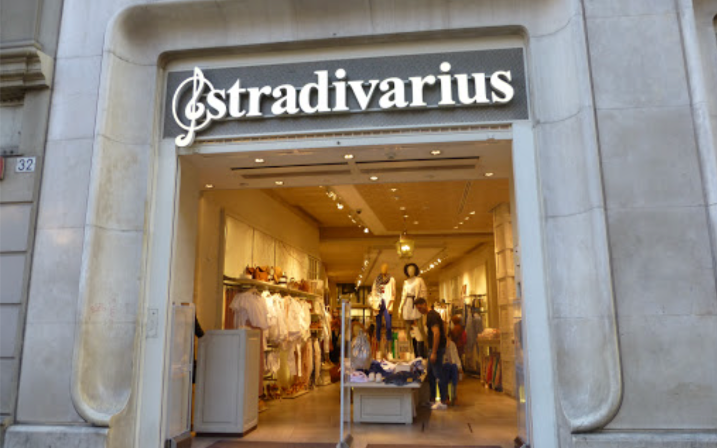 La botiga Stradivarius del carrer Pelai, que tanca després d'un quart de segle