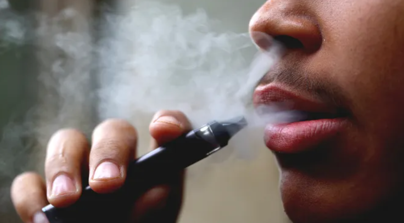 Un hombre con un vapeador