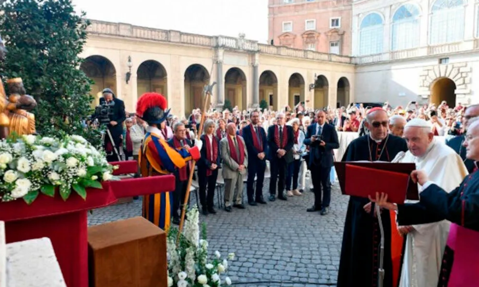 El papa Francesc beneïnt la imatge de la Moreneta que es venera a la Catedral de Girona / ACN
